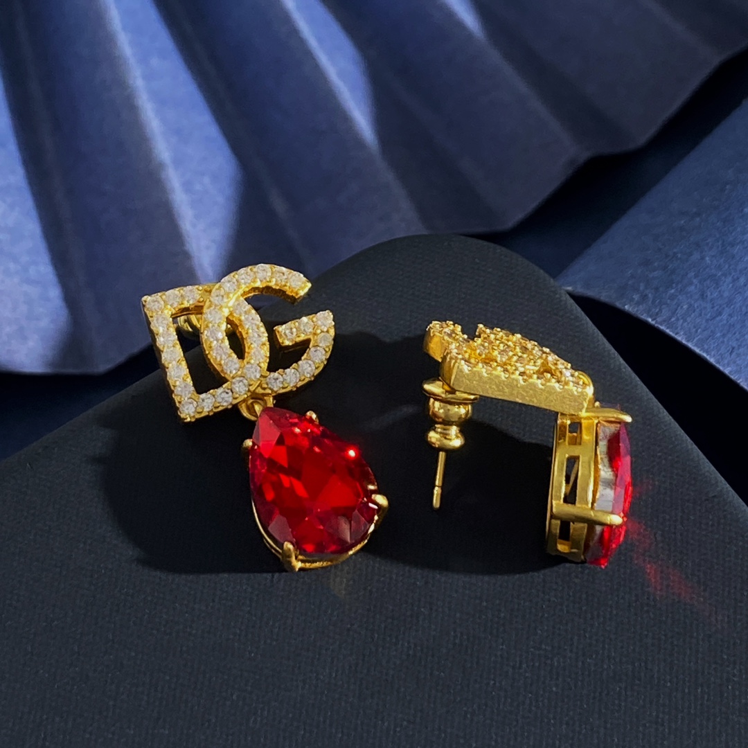  DG92 62 62
D&G欧美个性时尚满钻DG字母吊红色水滴钻耳钉 黄铜材料 重约8.25g 总高约