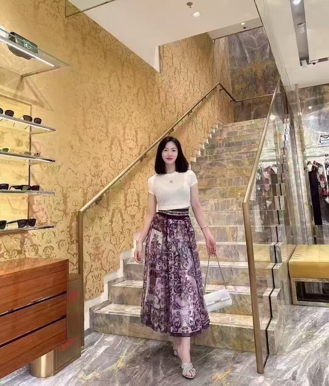 “Versatile Female Outfit: P1633 with Puritanium Swirl Lined Half-Skirts” - 图片 3