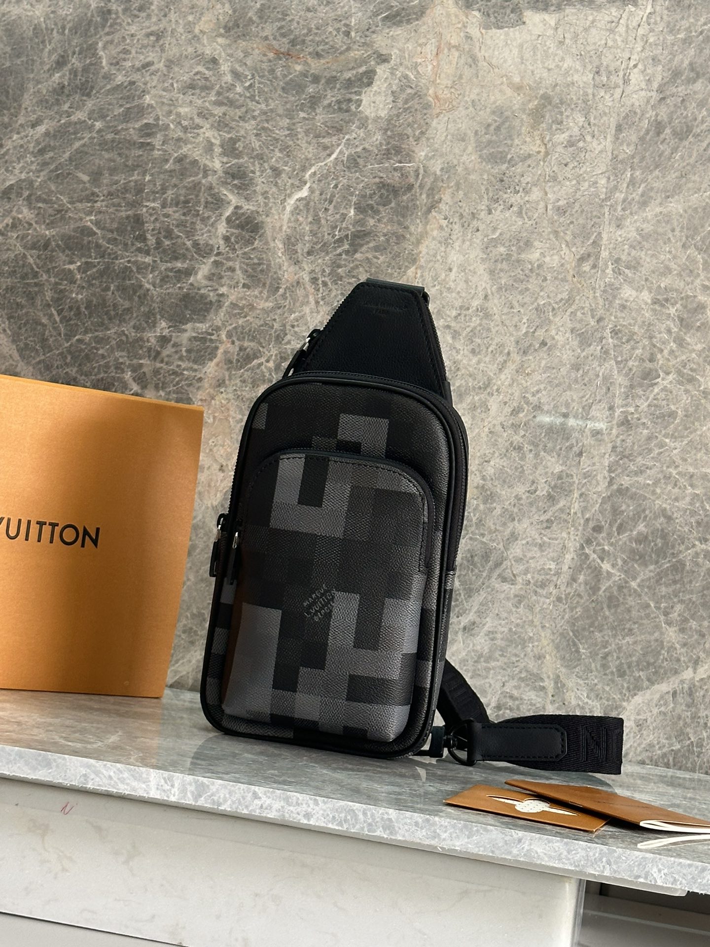 NO:557432,P 163 Transcoding Chip Top Original [Bolsa Sling Avenue] m14953 Black Check/Mosaic Black Damoflage canvas revisits the contemporary design of the Sling Avenue Xl bag. The gray and black tones of the pixel grid are combined with matte black hardware to ensure masculine elegance. The Sling Avenue bag has one main compartment and two zippered pockets, making it very practical. The single handle can be comfortably adjusted for horizontal use.  Size 16x33x5.7 cm (length x height x depth), LV [top original order], louis vuitton19860909P  163变码芯片顶级原单【Bolsa Sling Avenue】 m14953 黑格/马赛克 黑色Damoflage帆布重新审视了Sling Avenue Xl包的当代设计.像素格子的灰色和黑色色调与哑光黑色硬件相结合,确保了阳刚的优雅.Sling Avenue包有一个主隔层和两个拉链口袋,非常实用.单个手柄可以舒适地调整为横向使用. 尺寸16x33x5.7厘米（长x高x深）,LV【顶级原单】,louis vuitton,Bag