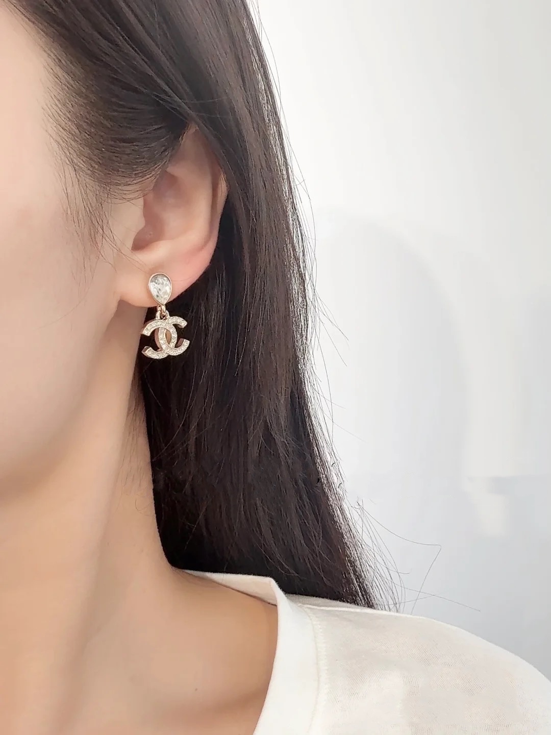 【今日新款】编码E3121   
🛍香奈儿耳钉热销🔥爆上新🆕🆕🆕
😎CHAN 25  椭圆钻吊坠水钻双c