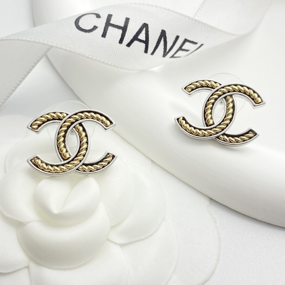 Código E3122 0237825 🛍Los aretes de Chanel son muy vendidos🔥Nueva llegada🆕🆕🆕 😎CHAN 25 aretes de doble c con flor …