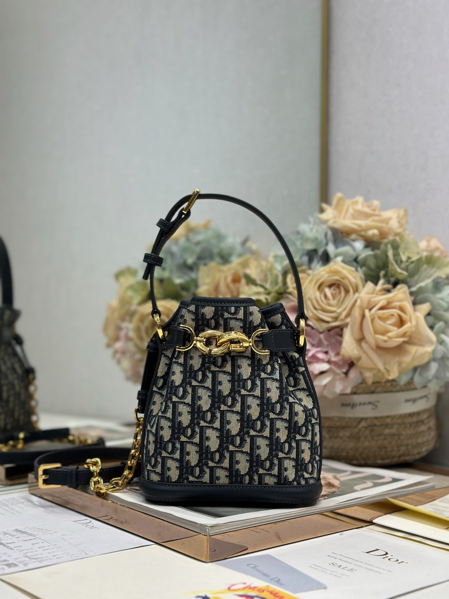 NO:389328,C'EST DIOR Small Handbag 'Blue D Cloth' This C'est Dior Handbag is a new product for autumn 2023. It is elegant and classic. It is decorated with blue Oblique prints and blue cowhide details to enhance the style. The bucket bag is shaped with CD Lock opening and closing, decorated with knob letters D, which can safely store all kinds of daily necessities. The small style is paired with the top handle and the adjustable, removable chain shoulder strap decorated with leather straps, which can be carried for a relaxed and comfortable shape. CD Lock opening and closing The removable chain shoulder straps are decorated with adjustable leather straps Top removable leather handle Model 2272 Size 17×7×18cm, Dior, dior, dior, cowhide19860909C'EST DIOR 小号手袋 「蓝D布」 这款 C'est Dior 手袋是二零二三秋季新品,优雅而经典.饰以蓝色 Oblique 印花,蓝色牛皮革细节提升格调.水桶包造型,设有 CD Lock 开合,饰以旋钮式字母 D,可安全收纳各种日常用品.小号款式,搭配顶部手柄和饰以皮革带的可调节、可拆卸的链条肩带,可手提,打造轻松舒适的造型. CD Lock 开合 可拆卸的链条肩带饰以可调节的皮革带 顶部可拆卸皮革手柄 型号2272 尺寸17×7×18cm,迪奥,dior,dior,cowhide,Bag