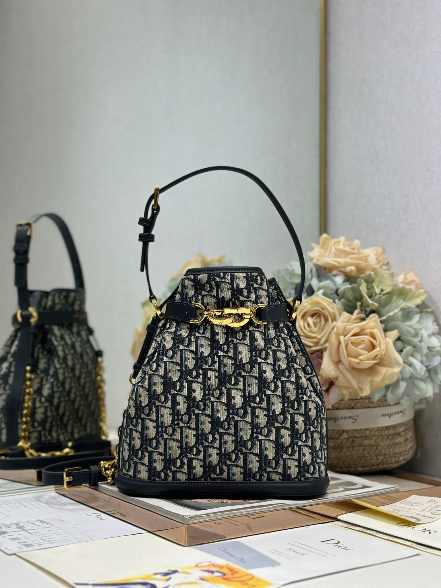 NO:389335,C'EST DIOR Large Handbag 'Blue D Cloth' This C'est Dior Handbag is a new product for autumn 2023. It is elegant and classic. It is decorated with blue Oblique prints and blue cowhide details to enhance the style. The bucket bag is shaped with CD Lock opening and closing, decorated with knob letters D, which can safely store all kinds of daily necessities. Large style, paired with top handle and adjustable, removable chain shoulder straps decorated with leather straps, which can be carried for easy and comfortable shape. CD Lock opening and closing Removable chain shoulder straps decorated with adjustable leather straps Top removable leather handle Model 2271 Size 24×10×24.5cm, Dior, dior, dior, cowhide19860909C'EST DIOR 大号手袋 「蓝D布」 这款 C'est Dior 手袋是二零二三秋季新品,优雅而经典.饰以蓝色 Oblique 印花,蓝色牛皮革细节提升格调.水桶包造型,设有 CD Lock 开合,饰以旋钮式字母 D,可安全收纳各种日常用品.大号款式,搭配顶部手柄和饰以皮革带的可调节、可拆卸的链条肩带,可手提,打造轻松舒适的造型. CD Lock 开合 可拆卸的链条肩带饰以可调节的皮革带 顶部可拆卸皮革手柄 型号2271 尺寸24×10×24.5cm,迪奥,dior,dior,cowhide,Bag