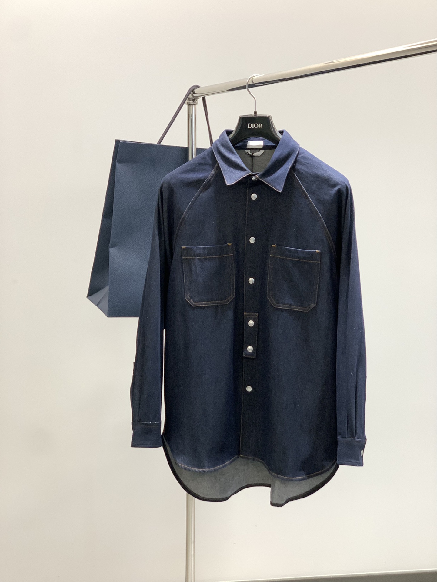 NO:456407,Clothes, pants P, Dior, new spring products, available at the same time for counters, simple and fashionable casual denim set, original imported fabric, comfortable and breathable, top-level glue printing craft letter pattern logo, original hardware and auxiliary decoration, extremely high grade, unique design, fashionable and handsome on the upper body!  Size S-XL Size SML XL Clothes Length 8283.58586.5 Bust 116120124128 Shoulder width 75777981 Hem 116120124128 46485052 Side length 99100101102 Waist circumference 84889296 Sitting circumference 104108112126 Foot circumference 42444648,,dior,dior,alexander wang19860909衣服,裤子P,Dior 迪奥, 春季新品,专柜同步有售,简约时尚休闲牛仔套装,原版进口面料,舒适透气,顶级印胶工艺字母图案logo,原版五金辅料装饰,档次极高,独特设计,上身时尚帅气！码数S-XL 尺码SML XL 衣长8283.58586.5 胸围116120124128 肩宽75777981 下摆116120124128 46485052 侧长99100101102 腰围84889296 坐围104108112126 脚口42444648,,dior,dior,alexander wang,Men's clothing