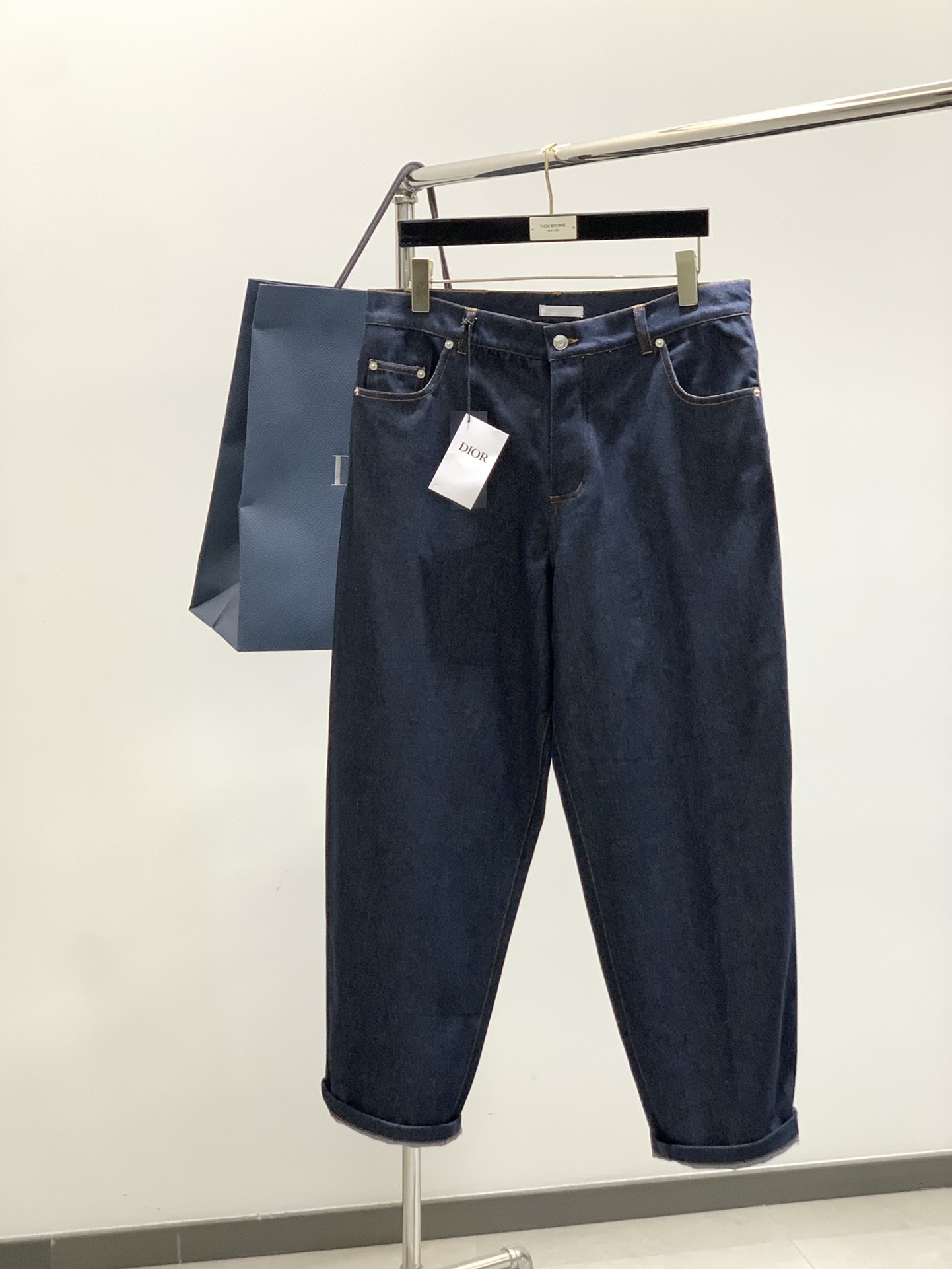 NO:456412,Clothes, pants P, Dior, new spring products, available at the same time for counters, simple and fashionable casual denim set, original imported fabric, comfortable and breathable, top-level glue printing craft letter pattern logo, original hardware and auxiliary decoration, extremely high grade, unique design, fashionable and handsome on the upper body!  Size S-XL Size SML XL Clothes Length 8283.58586.5 Bust 116120124128 Shoulder width 75777981 Hem 116120124128,,dior,dior,alexander wang19860909衣服,裤子P,Dior 迪奥, 春季新品,专柜同步有售,简约时尚休闲牛仔套装,原版进口面料,舒适透气,顶级印胶工艺字母图案logo,原版五金辅料装饰,档次极高,独特设计,上身时尚帅气！码数S-XL 尺码SML XL 衣长8283.58586.5 胸围116120124128 肩宽75777981 下摆116120124128,,dior,dior,alexander wang,Men's clothing