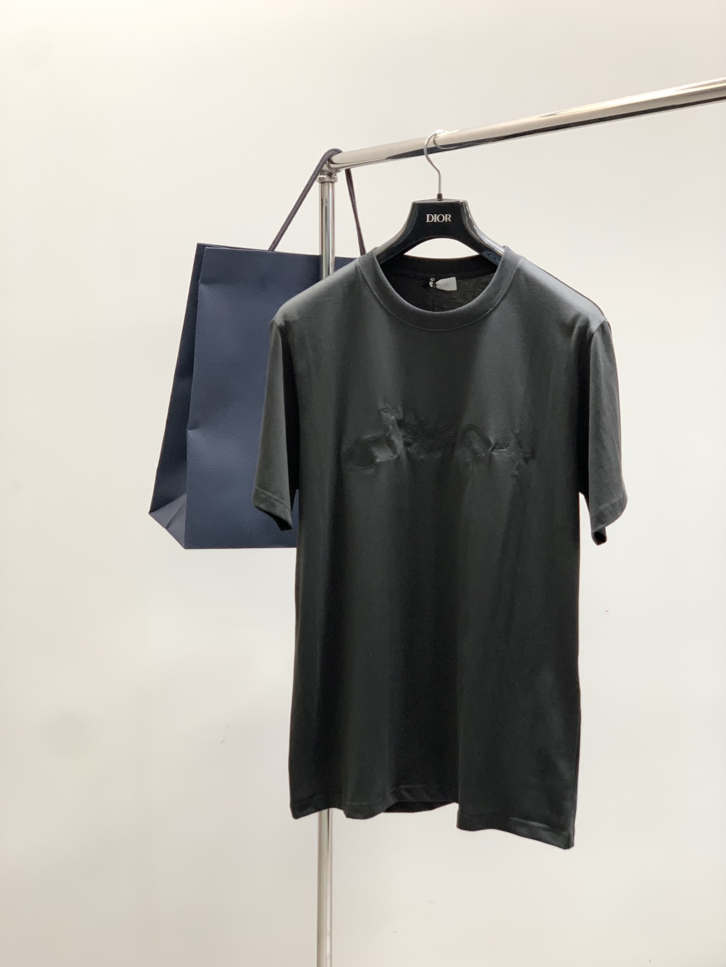 NO:456425,,Dior Dior, new summer products, available at the same time for counters, simple and fashionable casual round neck short-sleeved T-shirt, original imported fabric, comfortable and breathable, top-grade embroidery craft letter pattern logo, extremely high-end, unique design, fashionable and handsome on the upper body!  Size S-XL Size SML XL Clothes Length 73.57576.578 Bust 108112116 Shoulder width 4748.55051.5 Hem 108112116,,dior,dior,T-shirt,tees,t-shirt,alexander wang19860909,Dior 迪奥, 夏季新品,专柜同步有售,简约时尚休闲圆领短袖T恤,原版进口面料,舒适透气,顶级刺绣工艺字母图案logo,档次极高,独特设计,上身时尚帅气！码数S-XL 尺码SML XL 衣长73.57576.578 胸围108112116 肩宽4748.55051.5 下摆108112116,,dior,dior,T-shirt,tees，t-shirt,alexander wang,Men's clothing