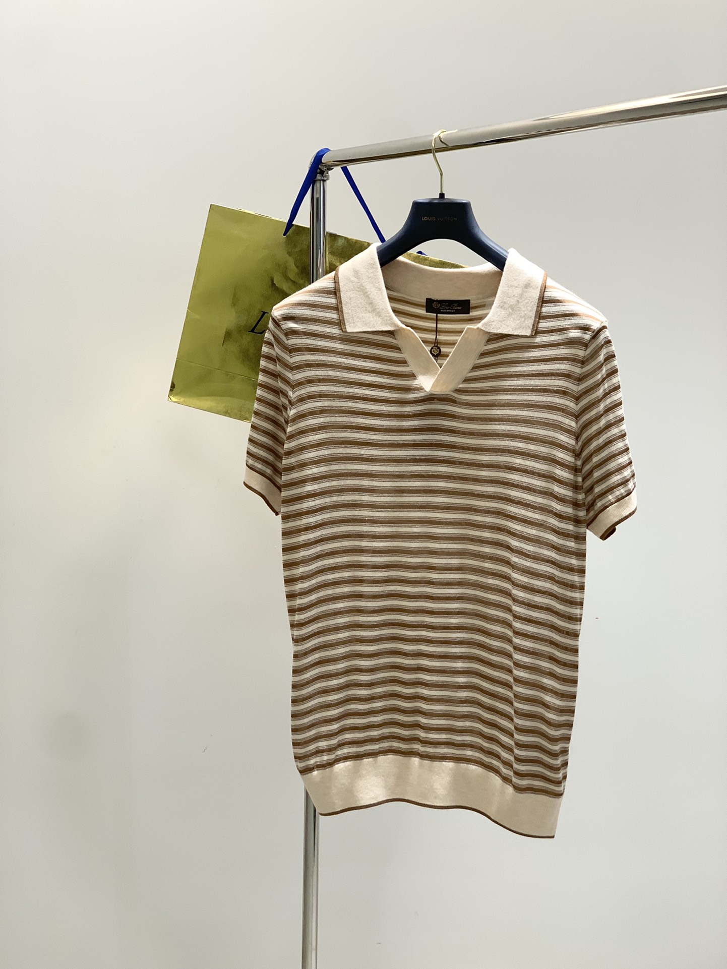 NO:456421,,LP (Loro Piana), the latest summer product, available at the counter at the same time, original single product, fashionable and casual lapel knitted short sleeves, imported original fabric, top-grade printing craft letter pattern decorative logo, extremely high-end, comfortable and versatile, and full of handsome upper body!  S-XL, loro piana, loro piana, T-shirt, alexander wang19860909,LP(Loro Piana ),夏季最新品,专柜同步有售,原单狠货,时尚休闲翻领针织短袖,采用进口原版面料,顶级印花工艺字母图案装饰logo,档次极高,舒适百搭,上身帅气十足！码数S-XL,,loro piana,loro piana,T-shirt,alexander wang,Men's clothing