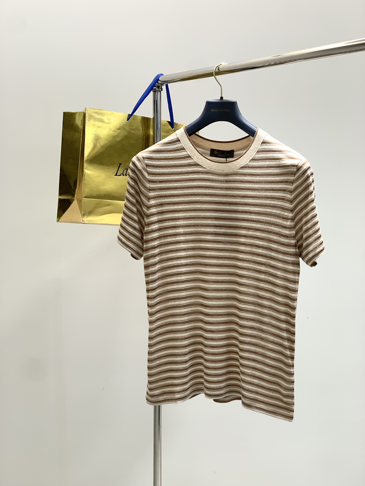 NO:454118,,LP (Loro Piana), the latest summer product, available at the same time for counters, original single product, fashionable and casual round neck knitted short sleeves, imported original fabric, top-grade printing craft letter pattern decorative logo, extremely high-end, comfortable and versatile, and full of handsome upper body!  Size S-L Size SML Clothes Length 676971 Bust 114118122 Shoulder width 454647 Sleeve length 2323.524, loro piana,loro piana,T-shirt,alexander wang19860909,LP(Loro Piana ),夏季最新品,专柜同步有售,原单狠货,时尚休闲圆领针织短袖,采用进口原版面料,顶级印花工艺字母图案装饰logo,档次极高,舒适百搭,上身帅气十足！码数S-L 尺码SML 衣长676971 胸围114118122 肩宽454647 袖长2323.524,,loro piana,loro piana,T-shirt,alexander wang,Men's clothing