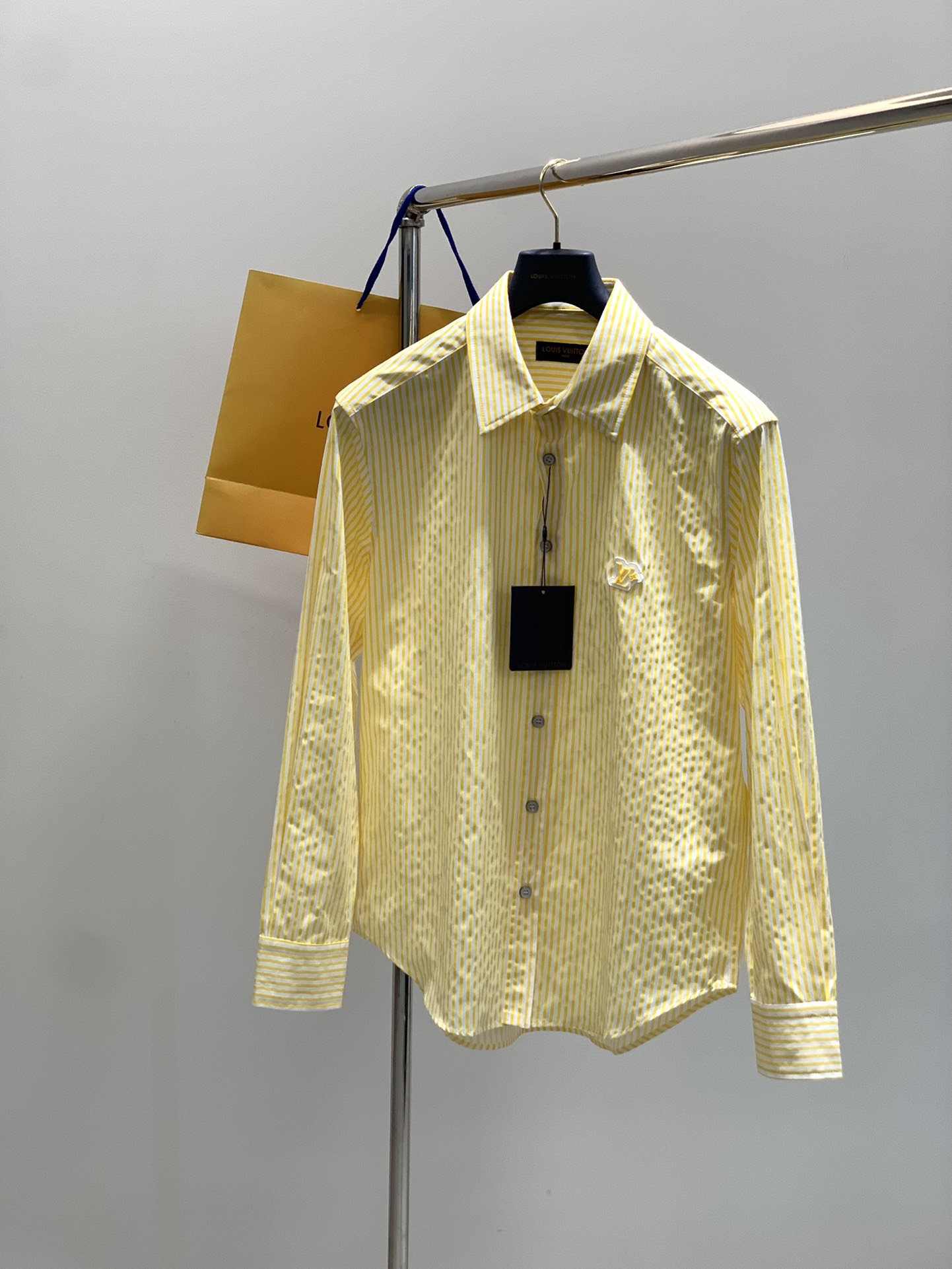 NO:456408,,LouisVuitton, the latest spring model, available at the counter at the same time, original single product, fashionable and casual long-sleeved shirt, very distinctive on the upper body!  Eye-catching and highlighted, imported original fabric, top-grade print jacquard craft letter pattern decorative logo, simple but not lacking in fashion, classic and atmospheric, comfortable and breathable, handsome and stylish on the upper body, S-XL,, louis vuitton, louis vuitton, shirts, alexander wang19860909,LouisVuitton 路易威登,春季最新款,专柜同步有售,原单狠货,时尚休闲长袖衬衫,上身很有特点！吸睛而有亮点,进口原版面料,顶级印胶提花工艺字母图案装饰Logo,简单而不失时尚,经典大气,舒适透气,上身帅气有型,码数S-XL,,louis vuitton,louis vuitton,shirts,alexander wang,Men's clothing