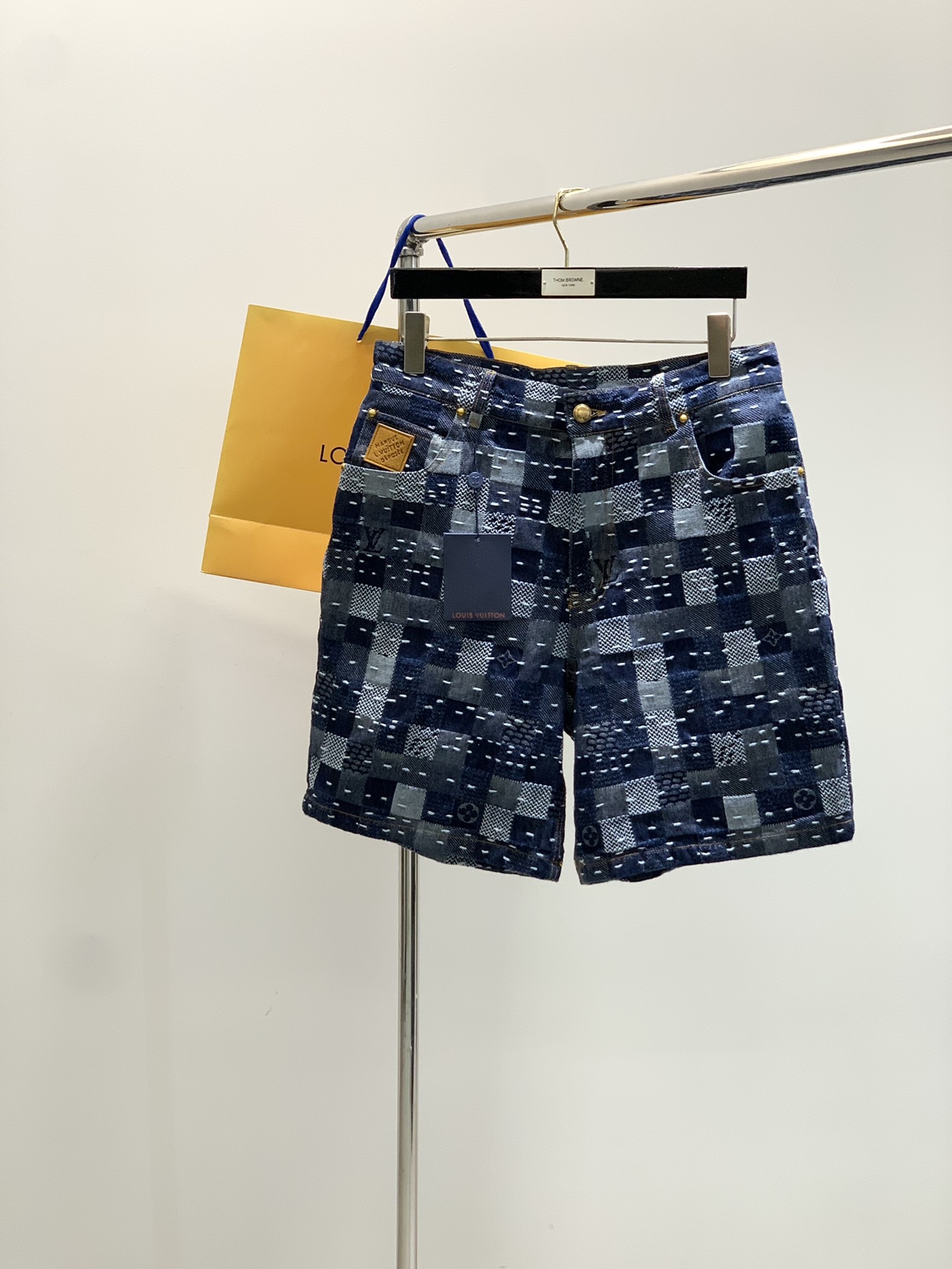 NO:456399,Shorts, Louis Vuitton, new summer style, special counters are available at the same time, original single-purpose goods, washable casual denim shorts, imported original washable elastic fabric, comfortable and elastic, top jacquard craft letter pattern logo, original hardware accessories decoration, unique design, comfortable and breathable, top body handsome, 29-32 Size information - Size 29303132 Pants length 4747.54848.5 Waist circumference 80848892 Sit circumference 100104108112 Foot mouth 59616365,,louis vuitton,louis vuitton, shorts,alexander wang19860909短裤,LouisVuitton 路易威登,夏季新款,专柜同步有售,原单狠货,水洗休闲牛仔短裤,进口原版水洗弹力面料,舒适有弹性,顶级提花工艺字母图案logo,原版五金辅料装饰,独特设计,舒适透气,上身帅气十足,码数29-32 一尺码信息- 尺码29303132 裤长4747.54848.5 腰围80848892 坐围100104108112 脚口59616365,,louis vuitton,louis vuitton,shorts,alexander wang,Men's clothing