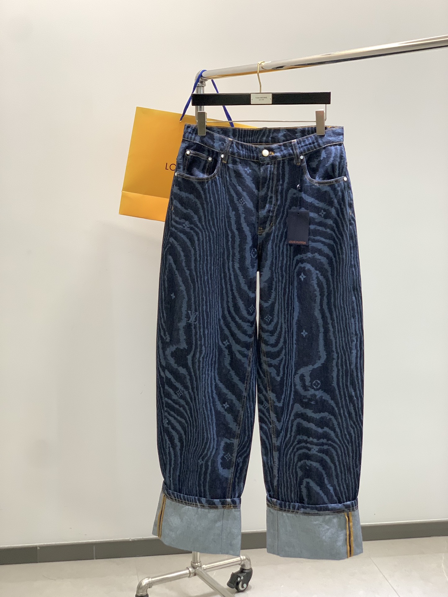 NO:456403,,Louis Vuitton, new spring style, special counters are available at the same time, original single product, washable casual jeans, imported original washing elastic fabric, comfortable and elastic, top-grade printing craft letter pattern logo, original hardware accessories decoration, unique design, comfortable and breathable, handsome upper body, 28-36 Size 2830323436 Pants length 107108.5110111.5113 Waist circumference 7680848892 Sitting circumference 104108112116120 Front 3232.53333.534,,louis vuitton,louis vuitton,jeans,alexander wang19860909,LouisVuitton 路易威登,春季新款,专柜同步有售,原单狠货,水洗休闲牛仔裤,进口原版水洗弹力面料,舒适有弹性,顶级印花工艺字母图案logo,原版五金辅料装饰,独特设计,舒适透气,上身帅气十足,码数28-36 尺码2830323436 裤长107108.5110111.5113 腰围7680848892 坐围104108112116120 前浪3232.53333.534,,louis vuitton,louis vuitton,jeans,alexander wang,Men's clothing