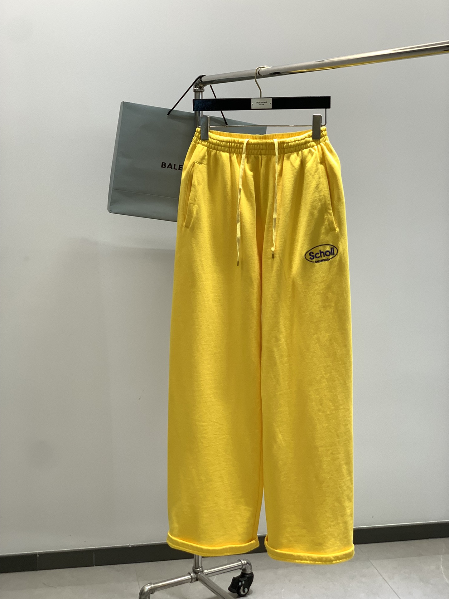 NO:454112,,Balenciaga Balenciaga, the latest spring products, the counter is available at the same time, original single ruthless goods, fashionable casual pants, imported original washing elastic fabric, comfortable and elastic, top-grade embroidery craft letter pattern logo, original hardware and auxiliary decoration, super positive style, comfortable and breathable, counter quality, handsome and stylish upper body, complete three standards, size XS-L Size XSSML Pants length 107109111113 Waist circumference 64687276 hip circumference 140144148152,,balenciaga,balenciaga,alexander wang19860909,Balenciaga 巴黎世家,春季最新品,专柜同步有售,原单狠货,时尚休闲裤,进口原版水洗弹力面料,舒适有弹性,顶级刺绣工艺字母图案Logo,原版五金辅料装饰,版型超正,舒适透气,专柜品质,上身帅气有型,三标齐全,码数XS-L 尺码XSSML 裤长107109111113 腰围64687276 臀围140144148152,,balenciaga,balenciaga,alexander wang,Men's clothing