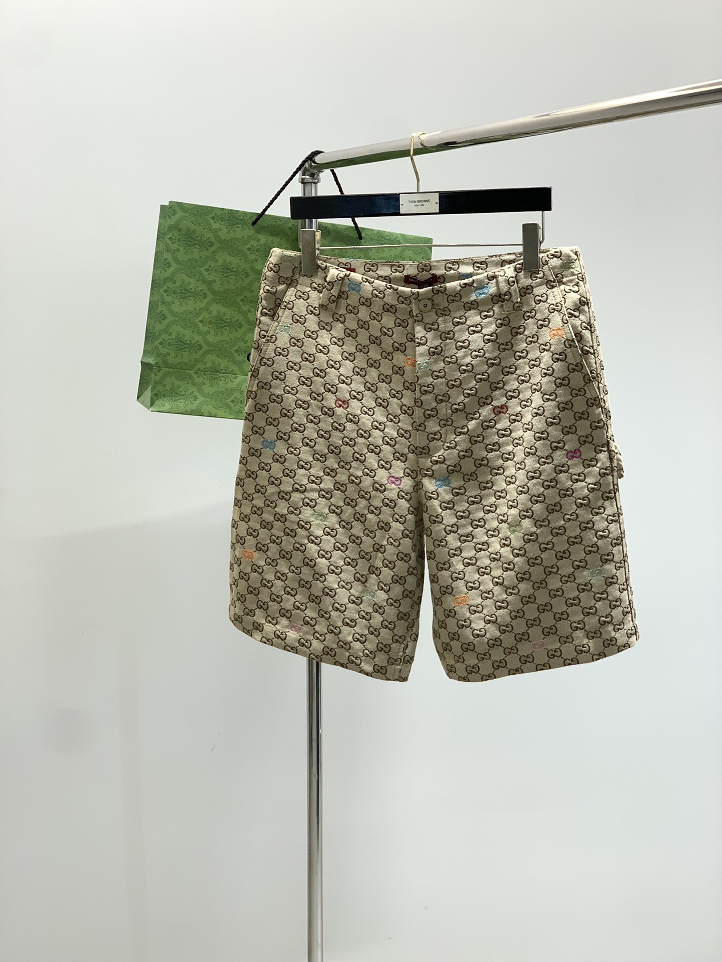 NO:456390,,GUCCI Gucci, the latest summer products, available at the counter at the same time, original singles, fashionable and casual shorts, imported original fabric, comfortable and breathable, unique design style, top jacquard craft letter pattern logo, original hardware and auxiliary decoration, extremely high grade, handsome and stylish upper body, S-XL size SML XL trousers 53.55454.555 Waist circumference 82869094 seat circumference 102106110114 foot 62646668,,gucci,gucci, shorts,alexander wang19860909,GUCCI 古驰,夏季最新品,专柜同步有售,原单狠货,时尚休闲短裤,进口原版面料,舒适透气,独特设计风格,顶级提花工艺字母图案logo,原版五金辅料装饰,档次极高,上身帅气有型,码数S-XL 尺码SML XL 裤长53.55454.555 腰围82869094 坐围102106110114 脚口62646668,,gucci,gucci,shorts,alexander wang,Men's clothing