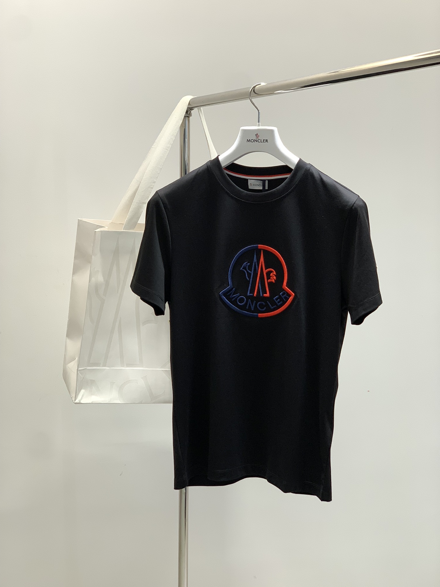 NO:458318,,Moncler cover, the latest summer product, the counter is available for sale at the same time, fashionable and casual round neck short-sleeved T-shirt, comfortable on the upper body!  Eye-catching and highlighted, using imported original fabric, top-grade embroidery craft letter pattern logo, simple but not lacking in fashion, fashionable and handsome on the upper body, 2 colors recommended, code number M-3XL, Moncler, T-shirt,tees, t-shirt,alexander wang19860909,Moncler 蒙口,夏季最新品,专柜同步有售原单狠货,时尚休闲圆领短袖T恤,上身舒适！吸睛而有亮点,采用进口原版面料,顶级刺绣工艺字母图案logo,简单而不失时尚,上身时尚帅气,2色推荐,码数M-3XL,,Moncler,T-shirt,tees，t-shirt,alexander wang,Men's clothing