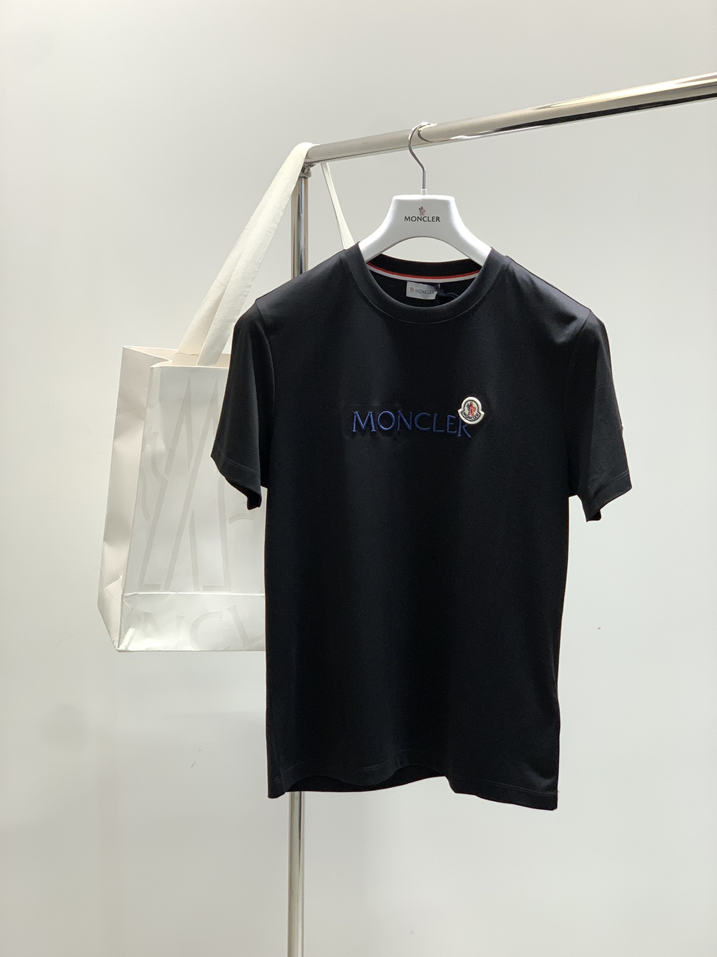 NO:458340,,Moncler cover, the latest summer product, the counter is available for sale at the same time, fashionable and casual round neck short-sleeved T-shirt, comfortable on the upper body!  Eye-catching and highlighted, using imported original fabric, top-grade embroidery craft letter pattern logo, simple but not lacking in fashion, fashionable and handsome on the upper body, 2 colors recommended, code number M-3XL, Moncler, T-shirt,tees, t-shirt,alexander wang19860909,Moncler 蒙口,夏季最新品,专柜同步有售原单狠货,时尚休闲圆领短袖T恤,上身舒适！吸睛而有亮点,采用进口原版面料,顶级刺绣工艺字母图案logo,简单而不失时尚,上身时尚帅气,2色推荐,码数M-3XL,,Moncler,T-shirt,tees，t-shirt,alexander wang,Men's clothing