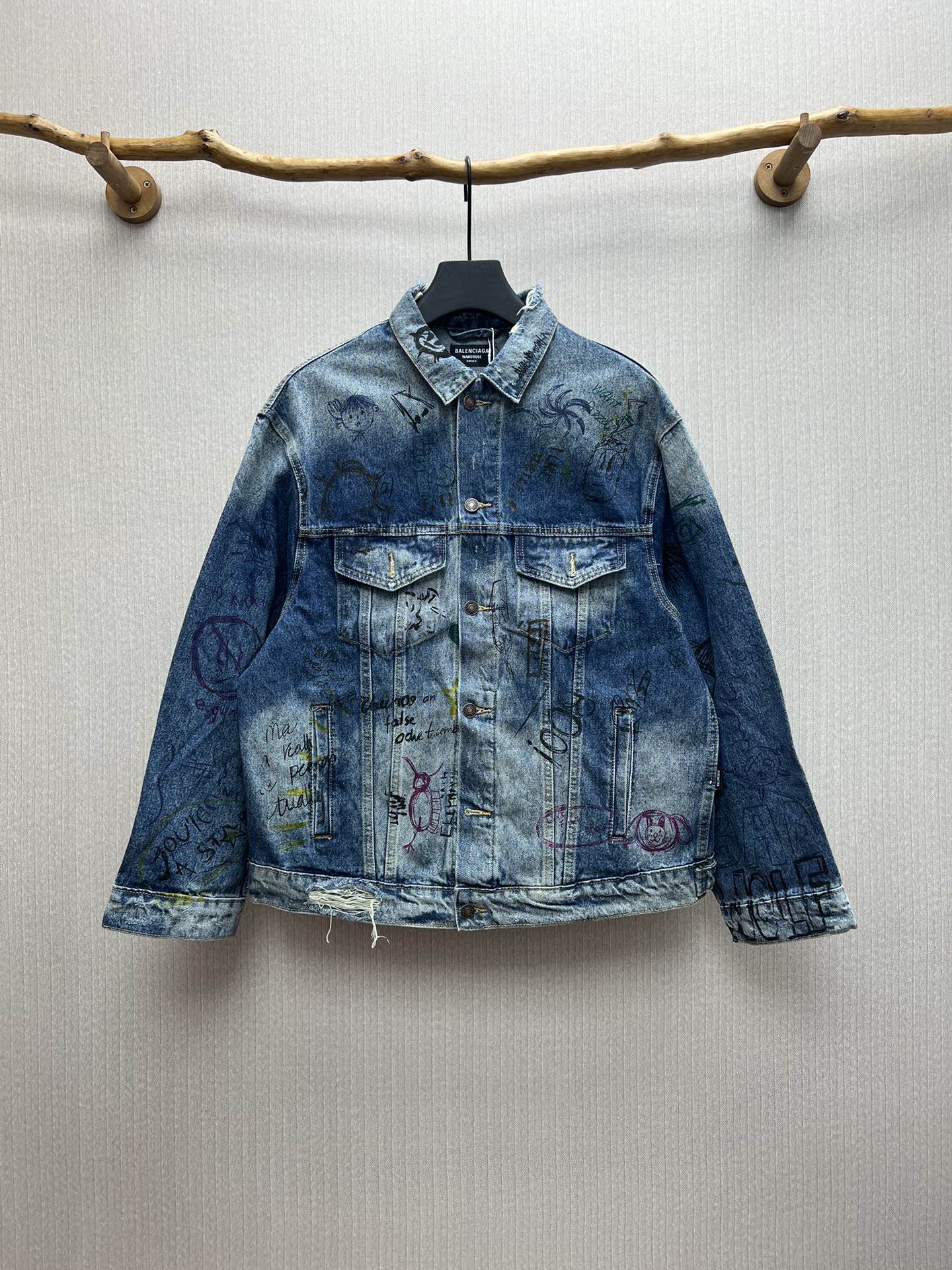 NO:454600,Balenciaga 2025ss doodle hand-painted fun denim jacket Size S. M. L.XL,,balenciaga,jackets & coats,alexander wang19860909巴黎世家 2025ss涂鸦手绘趣味牛仔外套 尺码S. M. L .XL,,balenciaga,jackets & coats,alexander wang,Men's clothing
