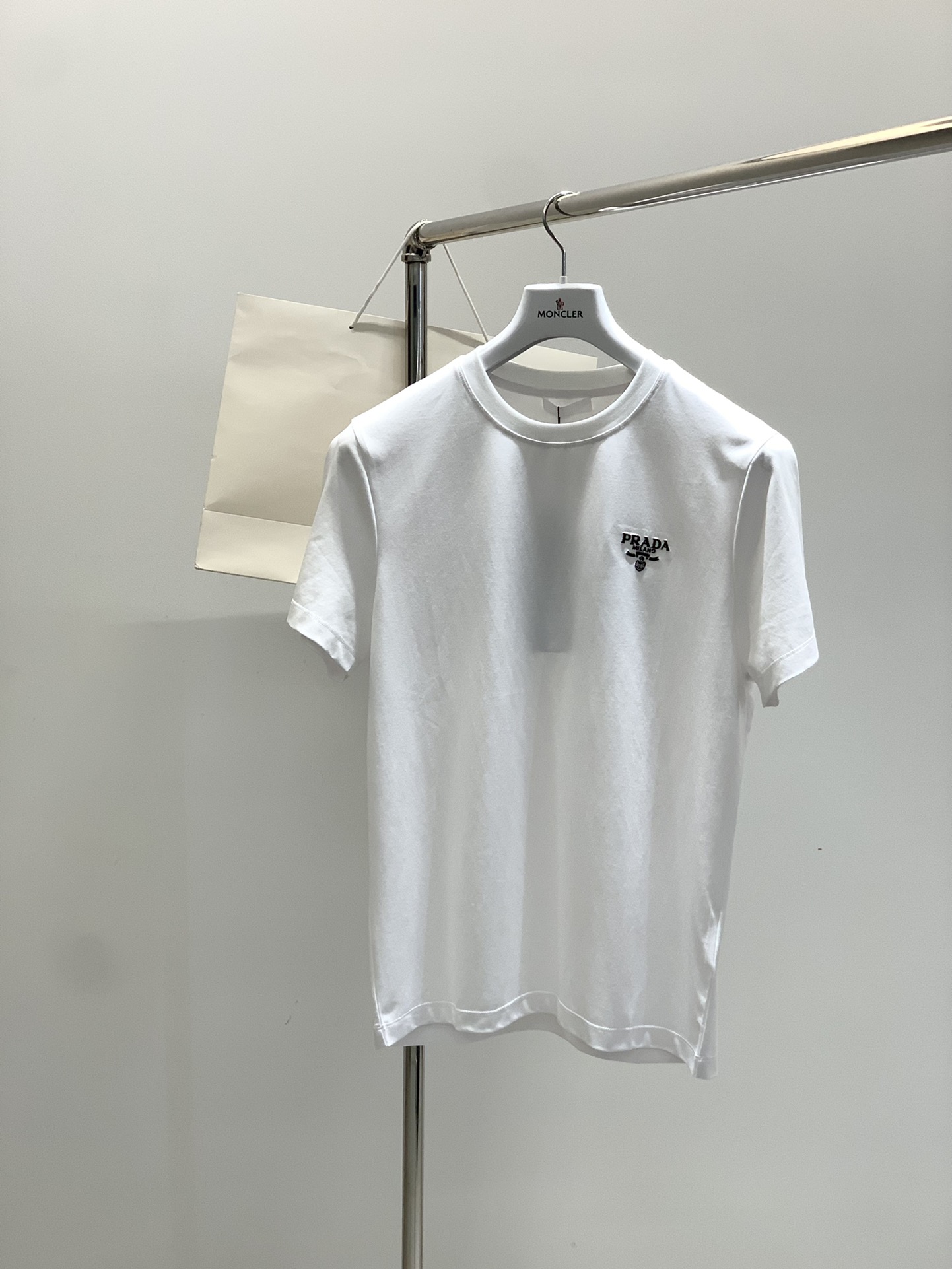 NO:458345,,PRADA Prada, the latest summer products, available at the counter at the same time, fashionable and casual round neck short-sleeved T-shirt, imported original fabric, extremely complex workmanship, the only channel that can be used as a purchasing agent level, top-level embroidery craft letter pattern logo, extremely high grade, comfortable and versatile, handsome and stylish upper body, 2 colors recommended, code number M-3XL,,prada,prada,T-shirt,tees,t-shirt,alexander wang19860909,PRADA 普拉达,夏季最新品,专柜同步有售,时尚休闲圆领短袖T恤,进口原版面料,做工极为复杂,唯一可以做代购级别的渠道狠货,顶级刺绣工艺字母图案logo,档次极高,舒适百搭,上身帅气有型,2色推荐,码数M—3XL,,prada,prada,T-shirt,tees，t-shirt,alexander wang,Men's clothing