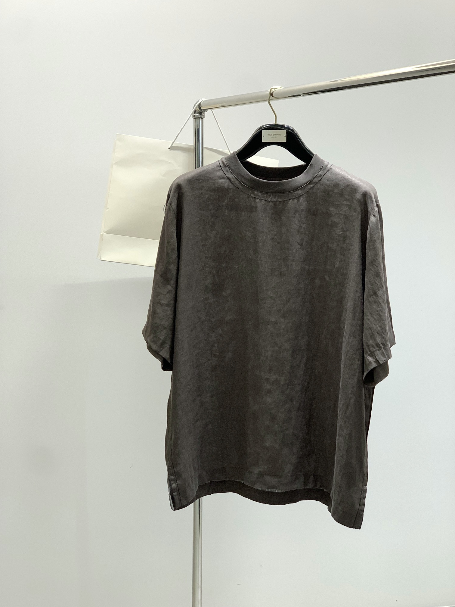 NO:456393,,PRADA Prada, the latest summer products, available at the counter at the same time, fashionable and casual round neck short-sleeved T-shirt, imported original fabric, extremely complex workmanship, the only channel that can be used as a purchasing agent level, top-level embroidery craft letter pattern logo, extremely high grade, comfortable and versatile, handsome and stylish upper body, 2 colors recommendation, S-L, prada, prada, T-shirt, tees, t-shirt, alexander wang19860909,PRADA 普拉达,夏季最新品,专柜同步有售,时尚休闲圆领短袖T恤,进口原版面料,做工极为复杂,唯一可以做代购级别的渠道狠货,顶级刺绣工艺字母图案logo,档次极高,舒适百搭,上身帅气有型,2色推荐,码数S-L,,prada,prada,T-shirt,tees，t-shirt,alexander wang,Men's clothing