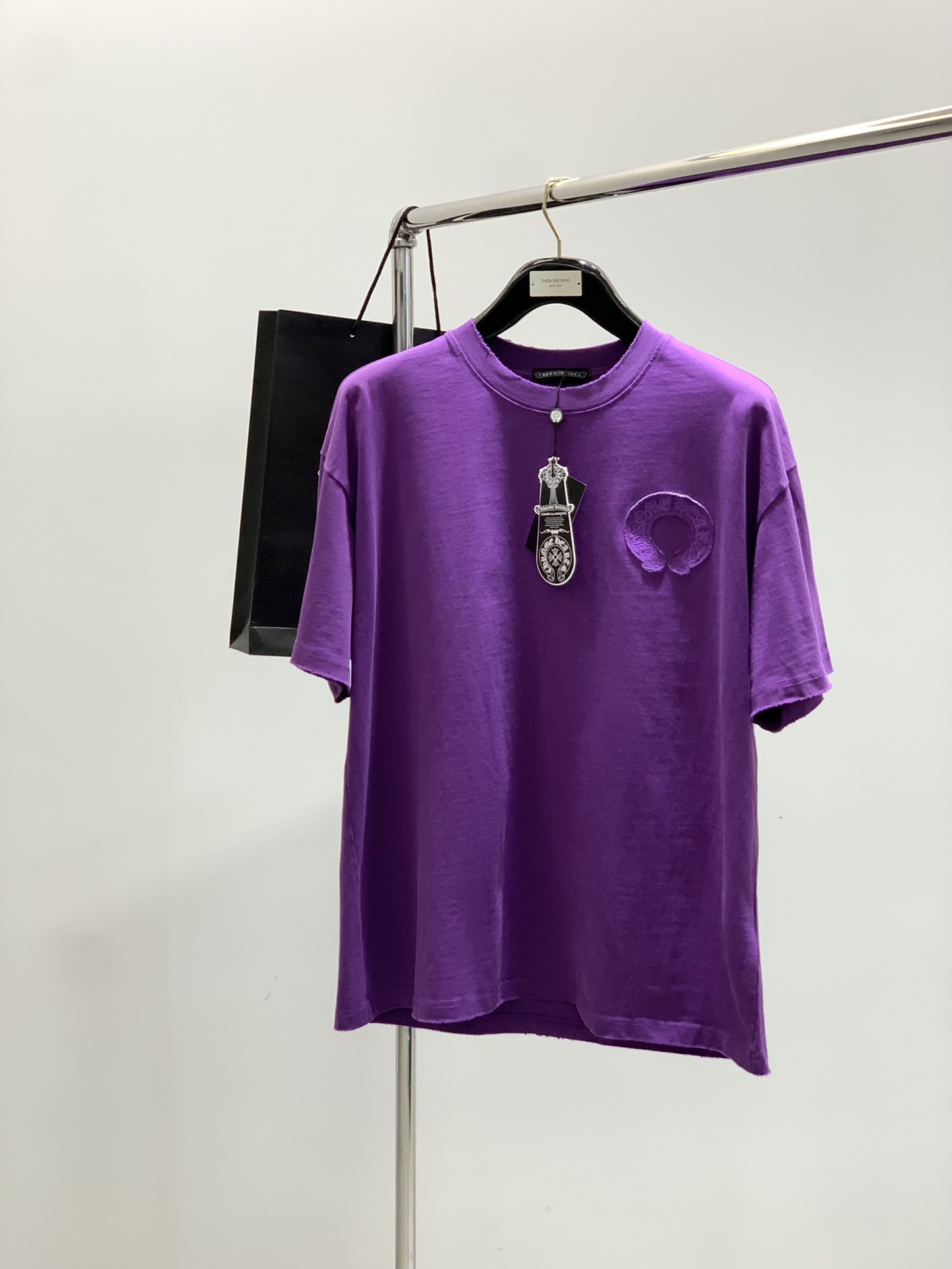 NO:452624,,Chrome Hearts, 2025 summer new product, special counters are available at the same time, original singles, fashionable and casual round neck short-sleeved T-shirt, using imported original fabric, top-grade embroidery craft letter pattern logo, unique design, counter appearance, fashionable and handsome upper body, 3 colors recommendation, S-XXL, chrome hearts, chrome hearts, T-shirt, tees, t-shirt, alexander wang19860909,Chrome Hearts 克罗心,2025夏季新品,专柜同步有售,原单狠货,时尚休闲圆领短袖T恤,采用进口原版面料,顶级刺绣工艺字母图案logo,独特设计,专柜卖相,上身时尚帅气,3色推荐,码数S-XXL,,chrome hearts,chrome hearts,T-shirt,tees，t-shirt,alexander wang,Men's clothing