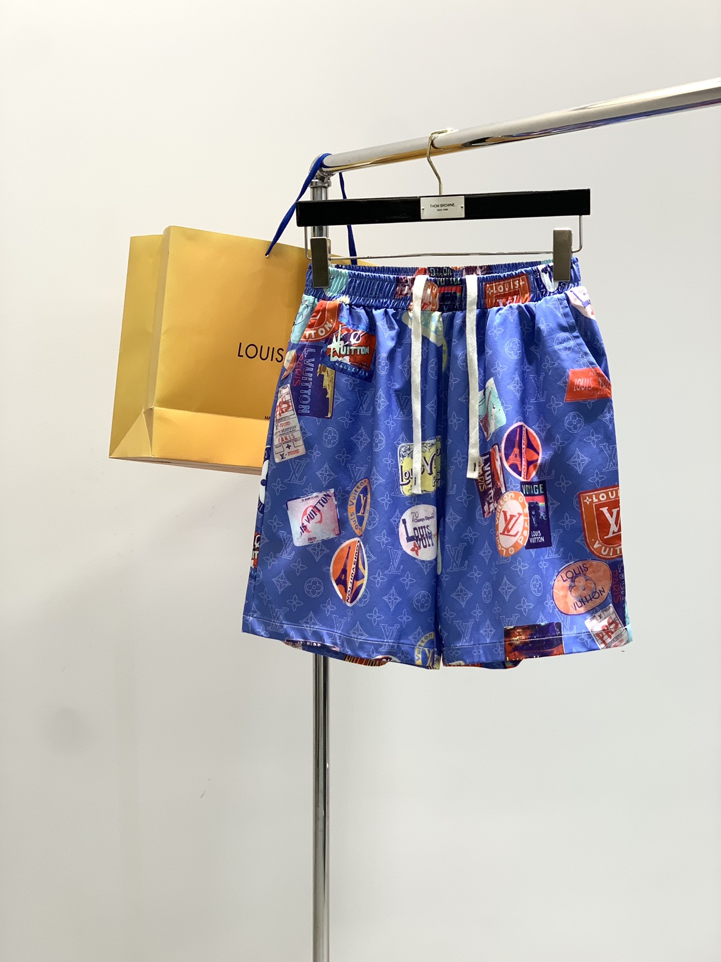 NO:458323,Clothes, shorts, Louis Vuitton, the latest summer style, available at the counter at the same time, original singles, fashionable and casual short-sleeved suit, very distinctive on the upper body!  Eye-catching and highlighted, imported original fabric, top-level printed craft letter pattern decorative logo, simple but not lacking in fashion, classic and atmospheric, comfortable and breathable, handsome and stylish on the upper body, 2 colors recommended, code number S-XL,, louis vuitton, louis vuitton, shorts, T-shirt, alexander wang19860909衣服,短裤,LouisVuitton 路易威登,夏季最新款,专柜同步有售,原单狠货,时尚休闲短袖套装,上身很有特点！吸睛而有亮点,进口原版面料,顶级印花工艺字母图案装饰Logo,简单而不失时尚,经典大气,舒适透气,上身帅气有型,2色推荐,码数S-XL,,louis vuitton,louis vuitton,shorts,T-shirt,alexander wang,Men's clothing