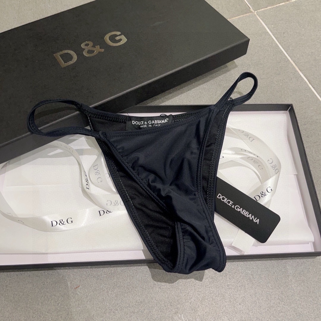  🆕
DG比基尼👙 上身超级棒！同步各大专柜发售，自然而然呈现时尚感！十分减龄，具有年轻活力。 
码数：