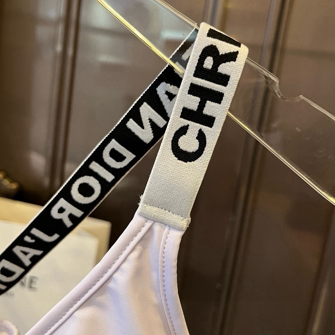 。
Dior迪奥分体套装泳衣👙 上身超级棒！同步各大专柜发售，自然而然呈现时尚感！十分减龄，具有年轻活力