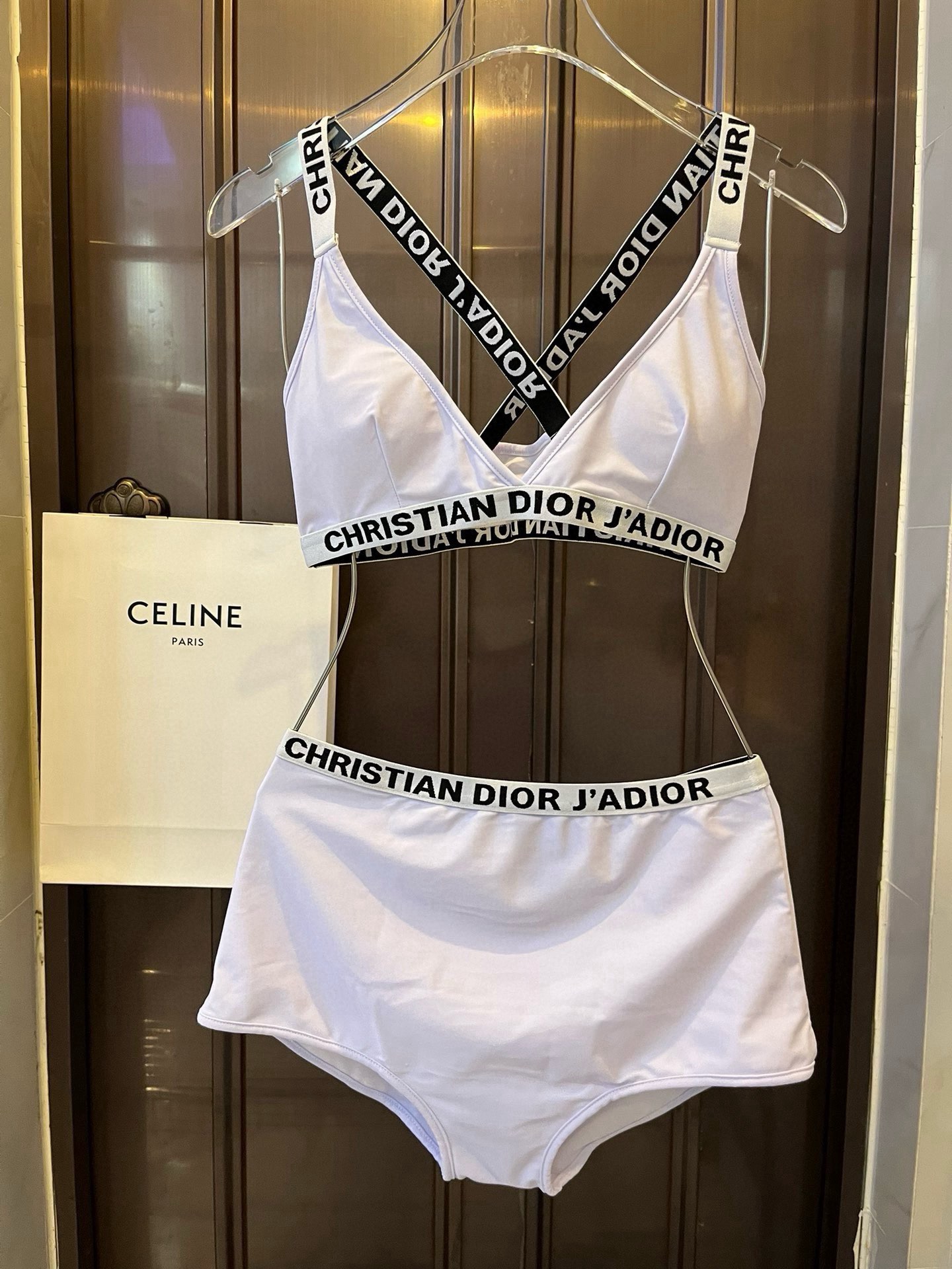 。
Dior迪奥分体套装泳衣👙 上身超级棒！同步各大专柜发售，自然而然呈现时尚感！十分减龄，具有年轻活力