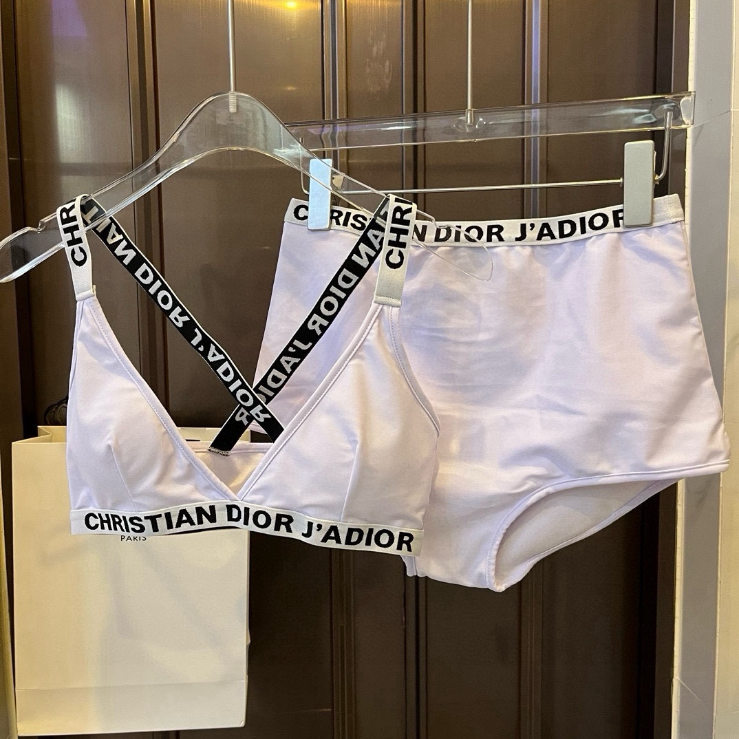 。
Dior迪奥分体套装泳衣👙 上身超级棒！同步各大专柜发售，自然而然呈现时尚感！十分减龄，具有年轻活力