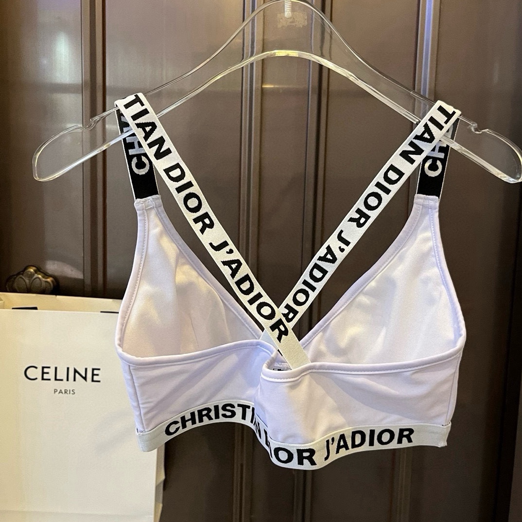 。
Dior迪奥分体套装泳衣👙 上身超级棒！同步各大专柜发售，自然而然呈现时尚感！十分减龄，具有年轻活力