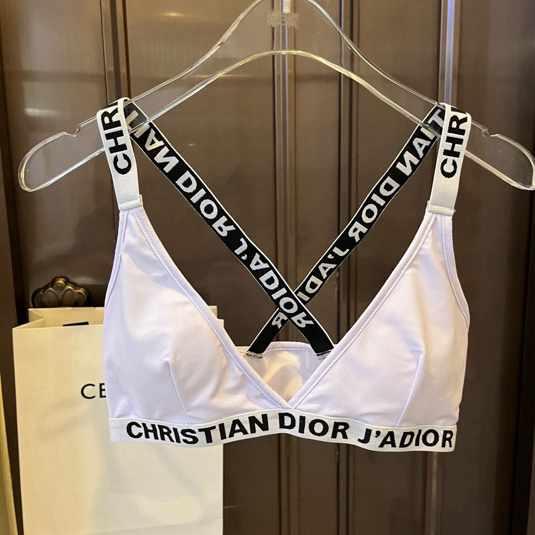 。
Dior迪奥分体套装泳衣👙 上身超级棒！同步各大专柜发售，自然而然呈现时尚感！十分减龄，具有年轻活力