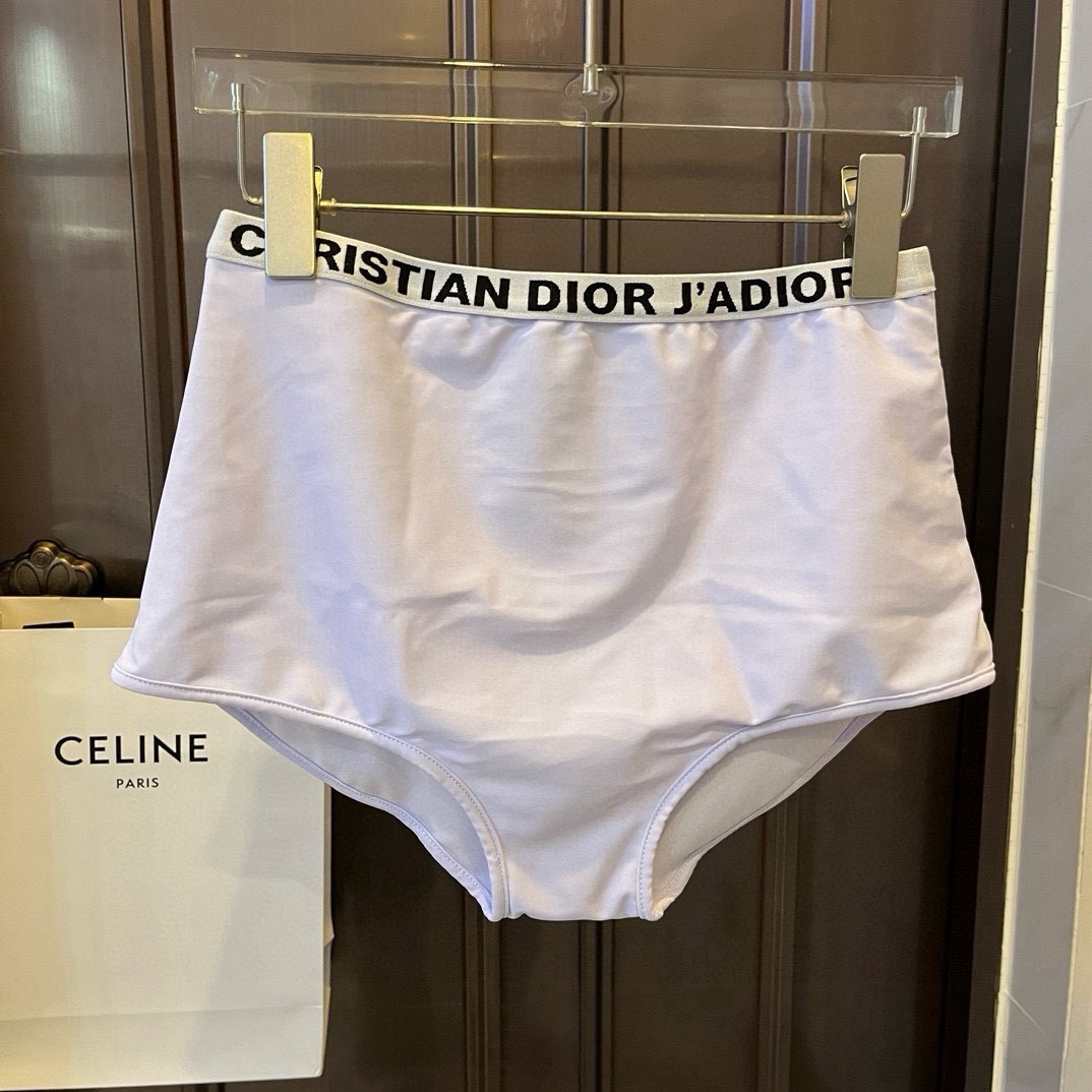 。
Dior迪奥分体套装泳衣👙 上身超级棒！同步各大专柜发售，自然而然呈现时尚感！十分减龄，具有年轻活力