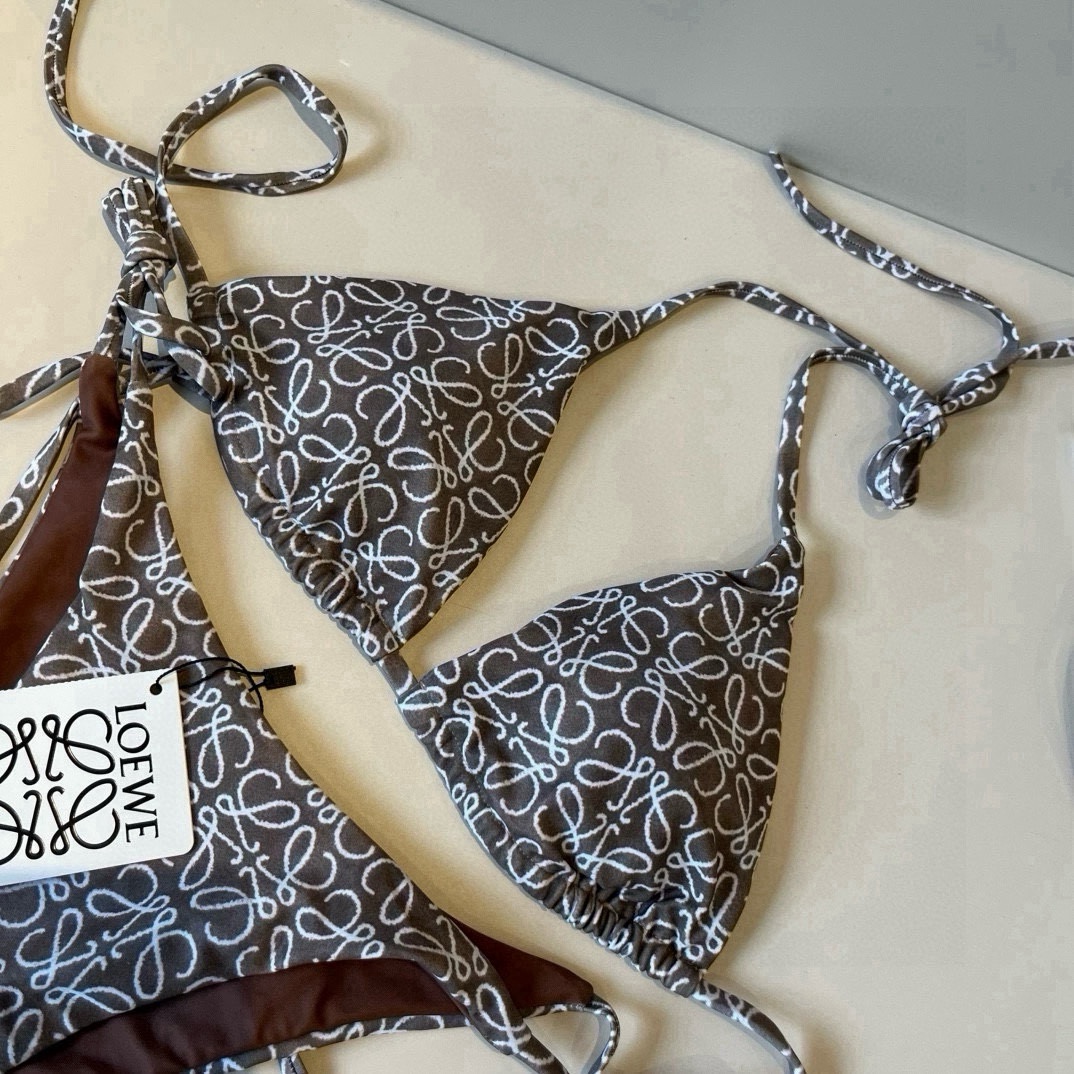  🆕
罗意威LOEWE新款比基尼泳衣👙❤️😍🥰适合多种场景的游泳衣🏊‍♀️海边 游泳池 温泉 水上乐园 