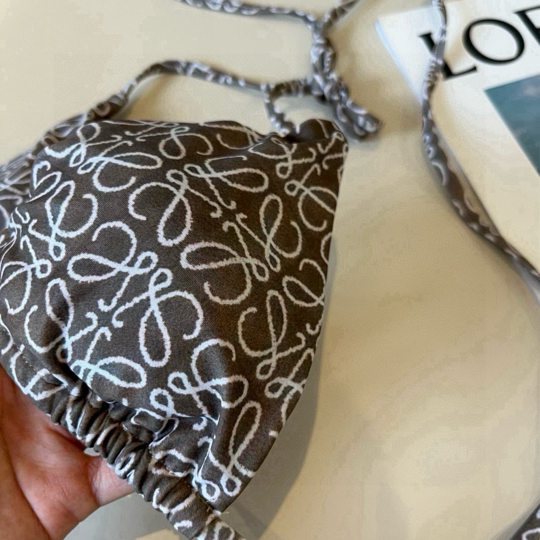  🆕
罗意威LOEWE新款比基尼泳衣👙❤️😍🥰适合多种场景的游泳衣🏊‍♀️海边 游泳池 温泉 水上乐园 