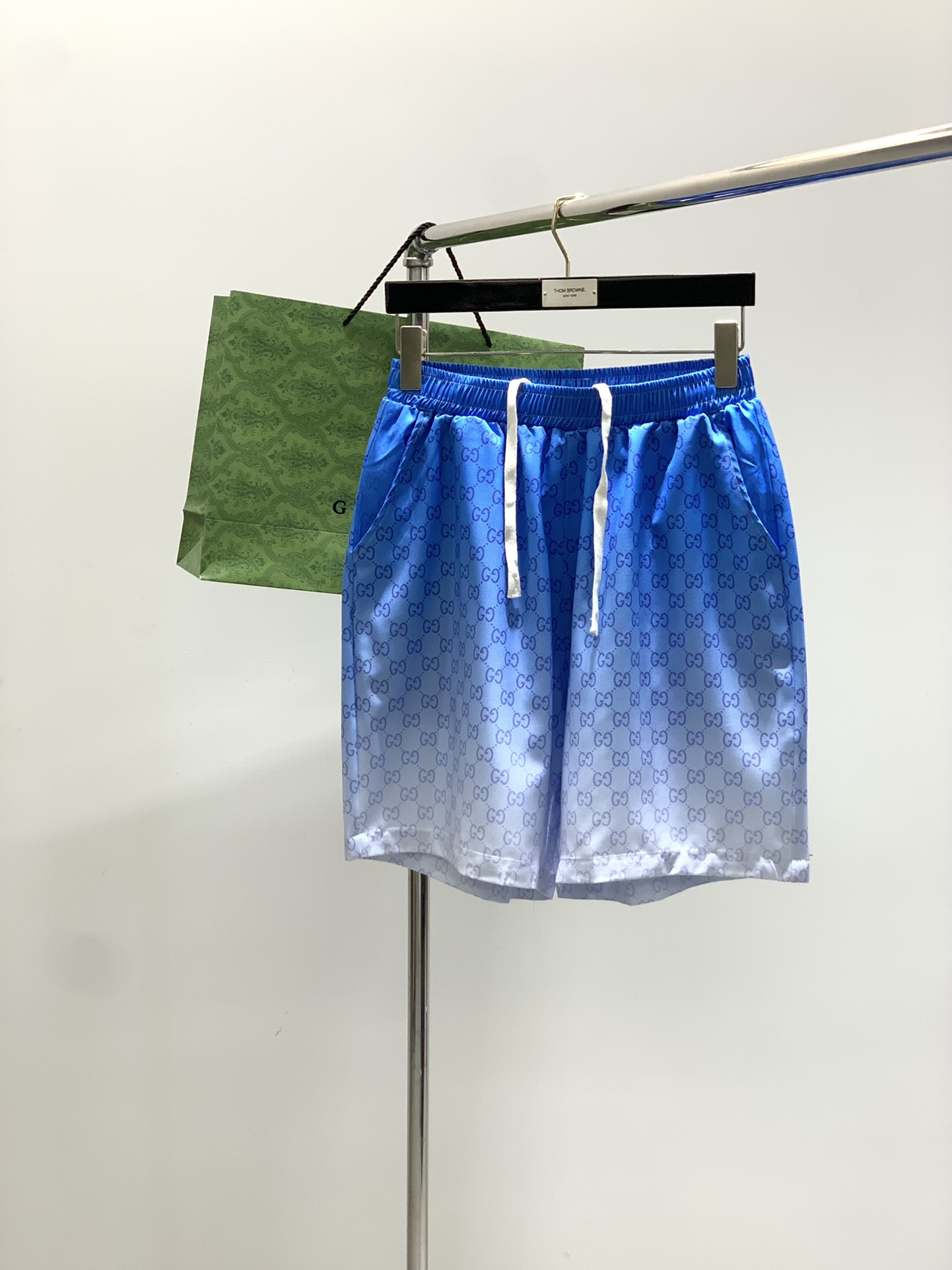 NO:454158,Clothes, shorts, Gucci, the latest summer style, available at the counter at the same time, original orders, fashionable casual suits, and very distinctive on the upper body!  Eye-catching and highlighted, imported original fabric, top-level printed craft letter pattern decorative logo, simple but not lacking in fashion, classic and atmospheric, comfortable and breathable, handsome and stylish on the upper body, S-XL, gucci, gucci, shorts, alexander wang19860909衣服,短裤,Gucci 古驰,夏季最新款,专柜同步有售,原单狠货,时尚休闲套装,上身很有特点！吸睛而有亮点,进口原版面料,顶级印花工艺字母图案装饰Logo,简单而不失时尚,经典大气,舒适透气,上身帅气有型,码数S-XL,,gucci,gucci,shorts,alexander wang,Men's clothing