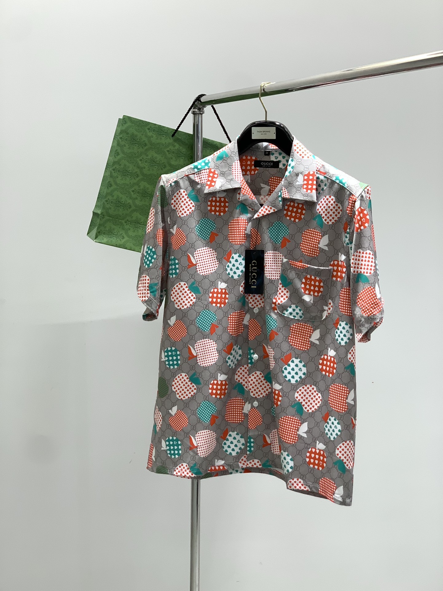 NO:454124,Clothes, shorts, Gucci, the latest summer style, available at the counter at the same time, original orders, fashionable casual suits, and very distinctive on the upper body!  Eye-catching and highlighted, imported original fabric, top-level printed craft letter pattern decorative logo, simple but not lacking in fashion, classic and atmospheric, comfortable and breathable, handsome and stylish on the upper body, S-XL, gucci, gucci, shorts, alexander wang19860909衣服,短裤,Gucci 古驰,夏季最新款,专柜同步有售,原单狠货,时尚休闲套装,上身很有特点！吸睛而有亮点,进口原版面料,顶级印花工艺字母图案装饰Logo,简单而不失时尚,经典大气,舒适透气,上身帅气有型,码数S-XL,,gucci,gucci,shorts,alexander wang,Men's clothing