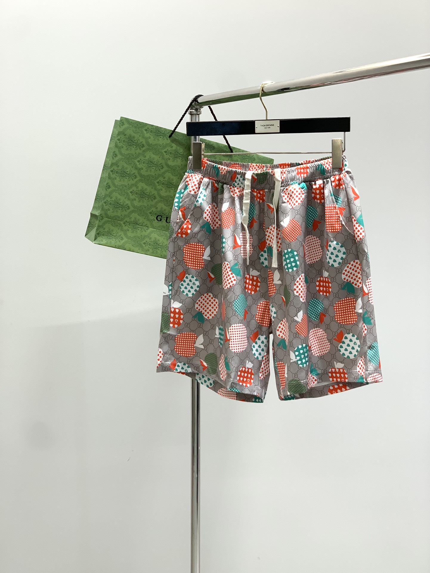 NO:456396,Clothes, shorts, Gucci, the latest summer style, available at the counter at the same time, original orders, fashionable casual suits, and very distinctive on the upper body!  Eye-catching and highlighted, imported original fabric, top-level printed craft letter pattern decorative logo, simple but not lacking in fashion, classic and atmospheric, comfortable and breathable, handsome and stylish on the upper body, S-XL, gucci, gucci, shorts, alexander wang19860909衣服,短裤,Gucci 古驰,夏季最新款,专柜同步有售,原单狠货,时尚休闲套装,上身很有特点！吸睛而有亮点,进口原版面料,顶级印花工艺字母图案装饰Logo,简单而不失时尚,经典大气,舒适透气,上身帅气有型,码数S-XL,,gucci,gucci,shorts,alexander wang,Men's clothing