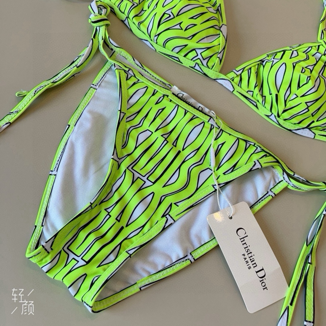 。
Dior迪奥 新款比基尼泳衣👙❤️😍🥰适合多种场景的游泳衣🏊‍♀️海边 游泳池 温泉 水上乐园 漂流