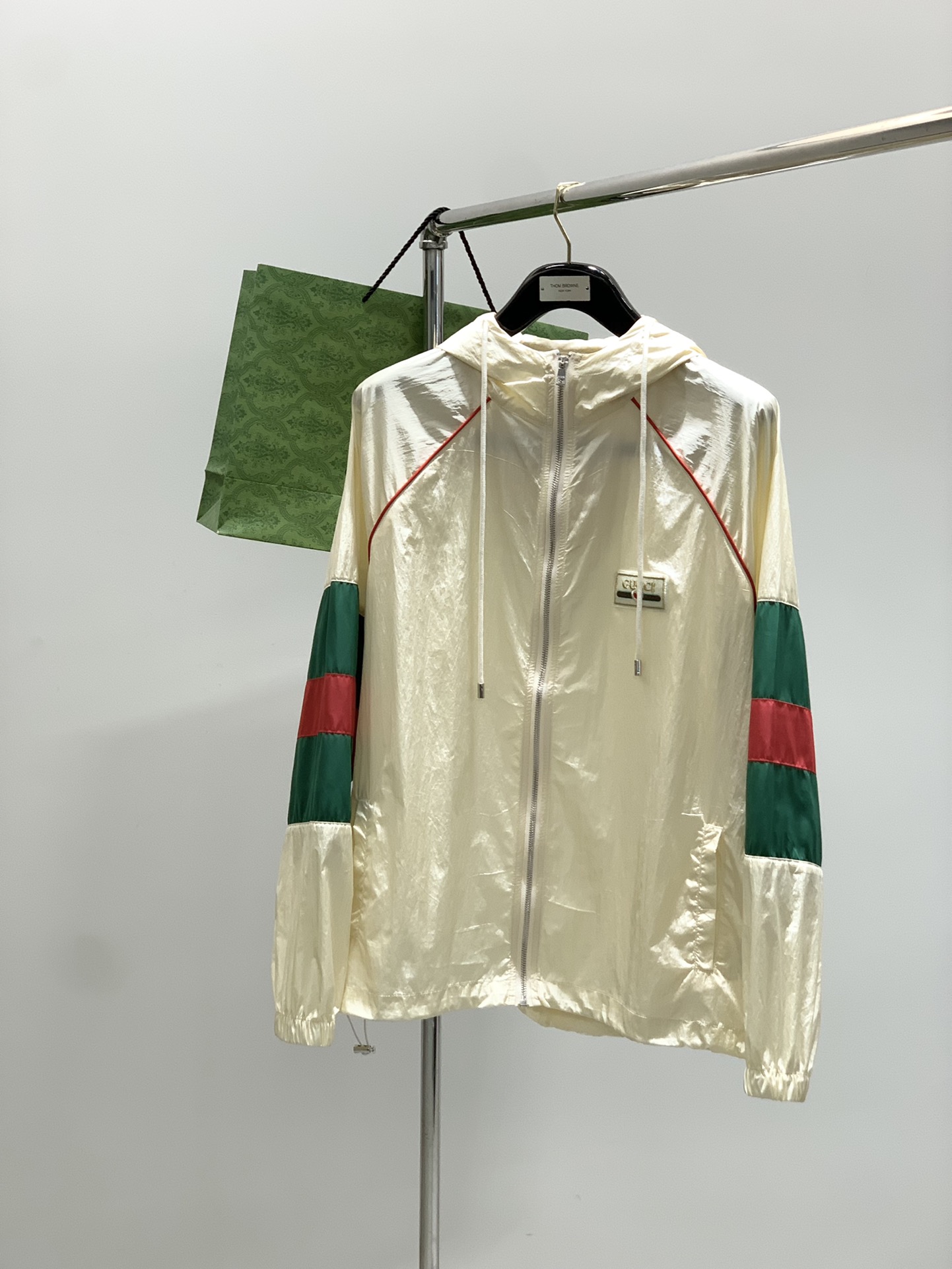 NO:456424,A set, Gucci, the latest summer model, available at the counter at the same time, original orders, fashionable casual suits, and very distinctive on the upper body!  Eye-catching and highlighted, imported original fabric, top-grade embroidery craft letter pattern decorative logo, original hardware and auxiliary decoration, simple but not lacking in fashion, classic and atmospheric, comfortable and breathable, handsome and stylish upper body, code M-2XL, gucci, gucci, alexander wang19860909一套,Gucci 古驰,夏季最新款,专柜同步有售,原单狠货,时尚休闲套装,上身很有特点！吸睛而有亮点,进口原版面料,顶级刺绣工艺字母图案装饰Logo,原版五金辅料装饰,简单而不失时尚,经典大气,舒适透气,上身帅气有型,码数M-2XL,,gucci,gucci,alexander wang,Men's clothing