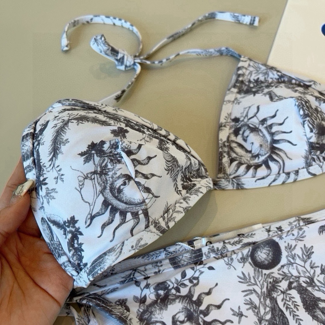 。
Dior迪奥 新款比基尼泳衣👙❤️😍🥰适合多种场景的游泳衣🏊‍♀️海边 游泳池 温泉 水上乐园 漂流