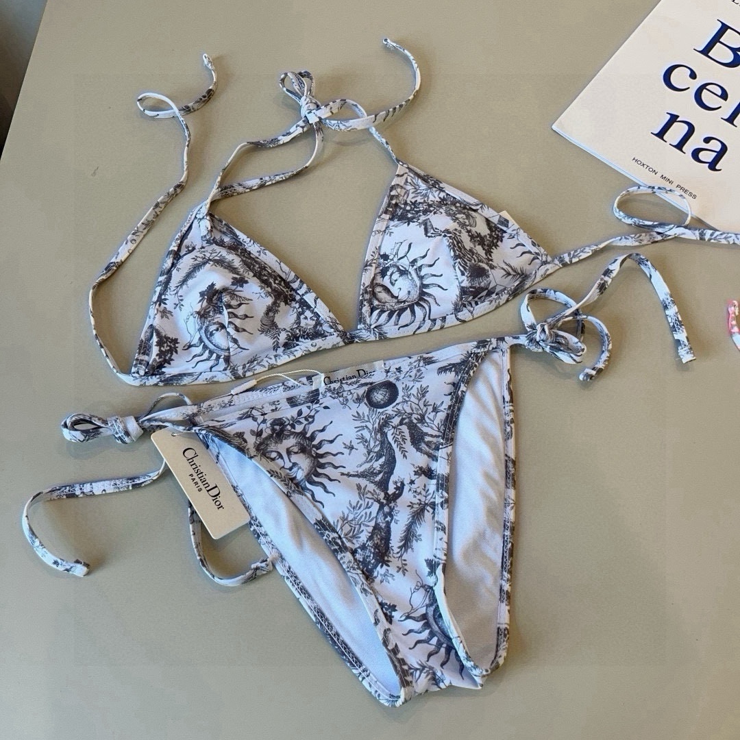 。
Dior迪奥 新款比基尼泳衣👙❤️😍🥰适合多种场景的游泳衣🏊‍♀️海边 游泳池 温泉 水上乐园 漂流