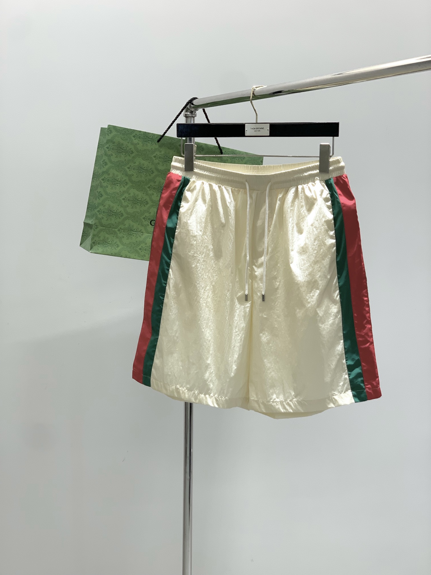 NO:452619,A set, Gucci, the latest model for summer 2025, available at the same time as the counter, original order, fashionable casual suit, very distinctive on the upper body!  Eye-catching and highlighted, imported original fabric, top-grade embroidery craft letter pattern decorative logo, original hardware and auxiliary decoration, simple but not lacking in fashion, classic and atmospheric, comfortable and breathable, handsome and stylish upper body, code M-2XL, gucci, gucci, alexander wang19860909一套,Gucci 古驰,2025夏季最新款,专柜同步有售,原单狠货,时尚休闲套装,上身很有特点！吸睛而有亮点,进口原版面料,顶级刺绣工艺字母图案装饰Logo,原版五金辅料装饰,简单而不失时尚,经典大气,舒适透气,上身帅气有型,码数M-2XL,,gucci,gucci,alexander wang,Men's clothing