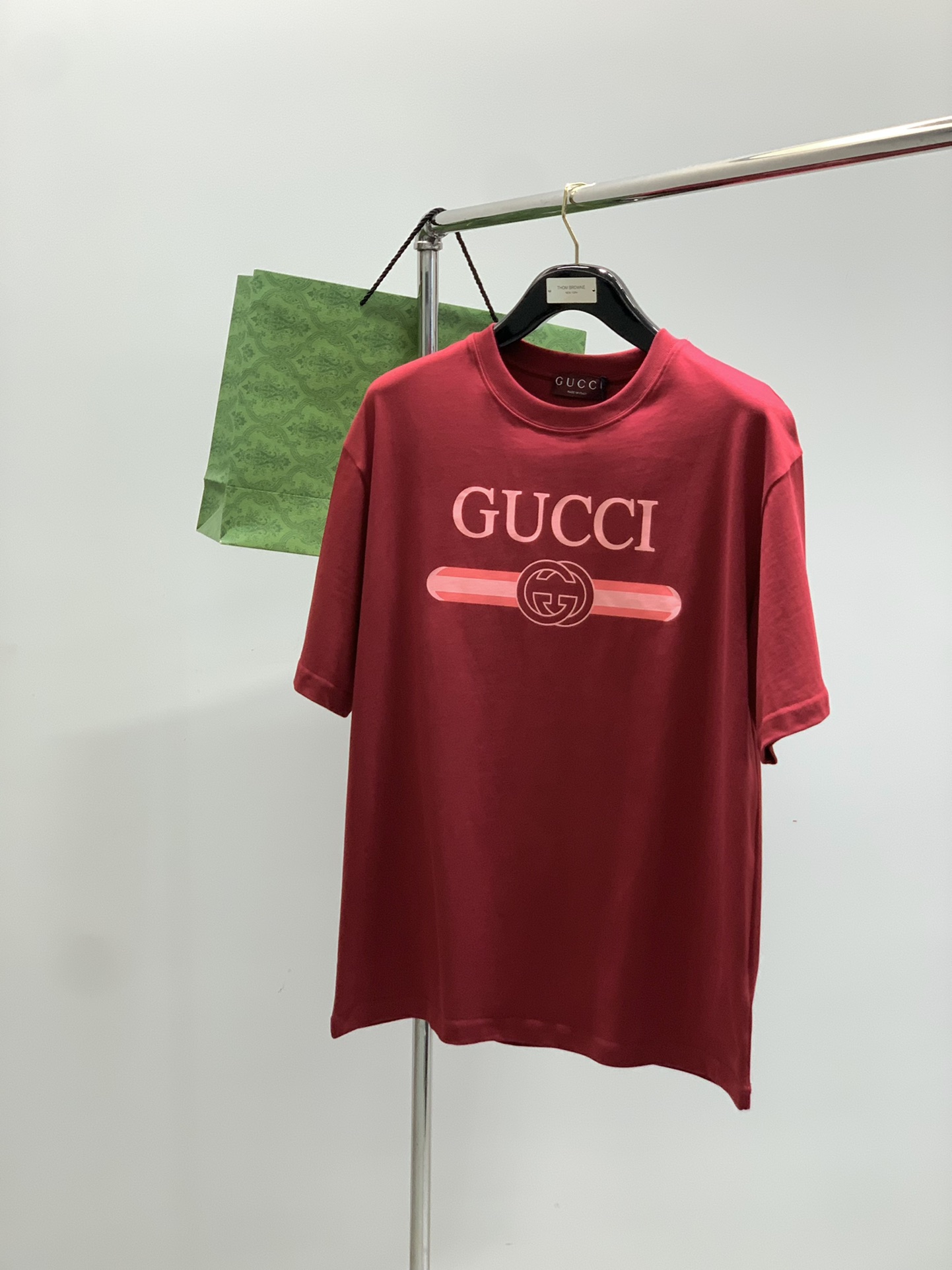 NO:458360,,Gucci, the latest summer model, available at the counter at the same time, original single product, fashionable and casual round neck short-sleeved T-shirt, very distinctive on the upper body!  Eye-catching and highlighted, imported original fabric, top-grade printed craft letter pattern decorative logo, simple but not lacking in fashion, classic and atmospheric, comfortable and breathable, handsome and stylish on the upper body, size XS-L Size clothes with long shoulders, wide bust and sleeves XS7252.511621.5 S745412022 M7655.512422.5 L785712823,,gucci,gucci,T-shirt,tees,t-shirt,alexander wang19860909,Gucci 古驰,夏季最新款,专柜同步有售,原单狠货,时尚休闲圆领短袖T恤,上身很有特点！吸睛而有亮点,进口原版面料,顶级印花工艺字母图案装饰Logo,简单而不失时尚,经典大气,舒适透气,上身帅气有型,码数XS-L 尺码衣长肩宽胸围袖长 XS7252.511621.5 S745412022 M7655.512422.5 L785712823,,gucci,gucci,T-shirt,tees，t-shirt,alexander wang,Men's clothing