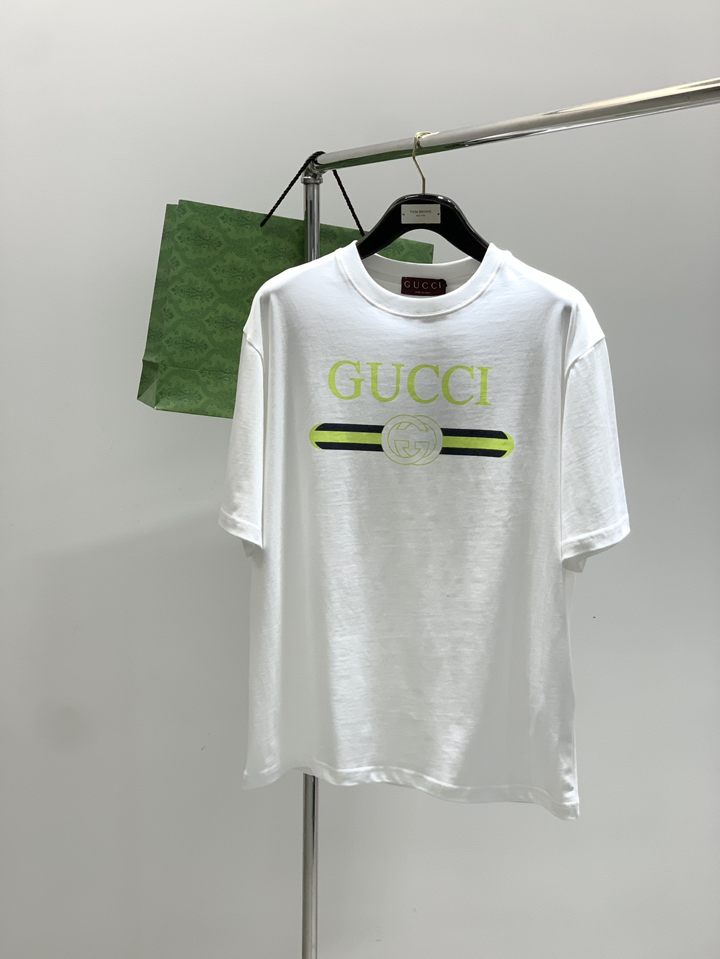 NO:452614,,Gucci, the latest model for summer 2025, available at the counter at the same time, original single product, fashionable and casual round neck short-sleeved T-shirt, very distinctive on the upper body!  Eye-catching and highlighted, imported original fabric, top-grade printed craft letter pattern decorative logo, simple but not lacking in fashion, classic and atmospheric, comfortable and breathable, handsome and stylish on the upper body, size XS-L Size clothes with long shoulders, wide bust and sleeves XS7252.511621.5 S745412022 M7655.512422.5 L785712823,,gucci,gucci,T-shirt,tees,t-shirt,alexander wang19860909,Gucci 古驰,2025夏季最新款,专柜同步有售,原单狠货,时尚休闲圆领短袖T恤,上身很有特点！吸睛而有亮点,进口原版面料,顶级印花工艺字母图案装饰Logo,简单而不失时尚,经典大气,舒适透气,上身帅气有型,码数XS-L 尺码衣长肩宽胸围袖长 XS7252.511621.5 S745412022 M7655.512422.5 L785712823,,gucci,gucci,T-shirt,tees，t-shirt,alexander wang,Men's clothing