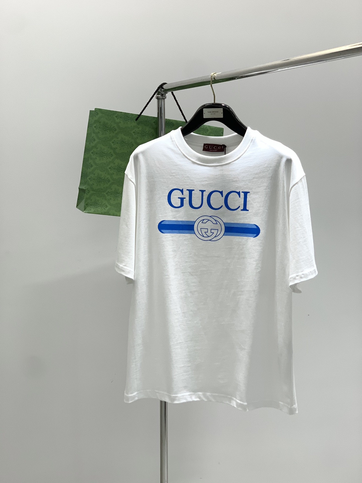 NO:452604,,Gucci, the latest summer model, available at the counter at the same time, original single product, fashionable and casual round neck short-sleeved T-shirt, very distinctive on the upper body!  Eye-catching and highlighted, imported original fabric, top-grade printed craft letter pattern decorative logo, simple but not lacking in fashion, classic and atmospheric, comfortable and breathable, handsome and stylish on the upper body, size XS-L Size clothes with long shoulders, wide bust and sleeves XS7252.511621.5 S745412022 M7655.512422.5 L785712823,,gucci,gucci,T-shirt,tees,t-shirt,alexander wang19860909,Gucci 古驰,夏季最新款,专柜同步有售,原单狠货,时尚休闲圆领短袖T恤,上身很有特点！吸睛而有亮点,进口原版面料,顶级印花工艺字母图案装饰Logo,简单而不失时尚,经典大气,舒适透气,上身帅气有型,码数XS-L 尺码衣长肩宽胸围袖长 XS7252.511621.5 S745412022 M7655.512422.5 L785712823,,gucci,gucci,T-shirt,tees，t-shirt,alexander wang,Men's clothing