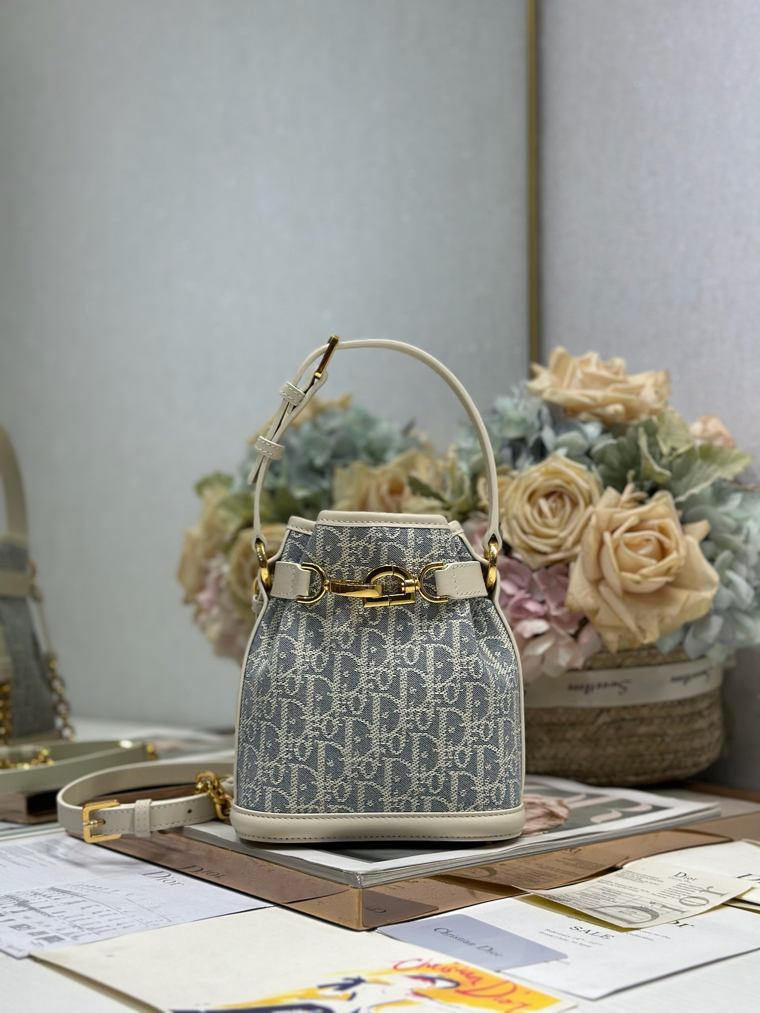 NO:389349,C'EST DIOR Small Handbag 'Coconut Blue D Cloth' This C'est Dior Handbag is a new product for autumn 2023. It is elegant and classic. It is decorated with coconut blue Oblique print and beige cowhide leather details to enhance the style. The bucket bag is shaped with CD Lock opening and closing, decorated with knob letter D, which can safely store all kinds of daily necessities. The small style is paired with the top handle and the adjustable, removable chain shoulder strap decorated with leather straps, which can be carried for a relaxed and comfortable shape. CD Lock opening and closing The removable chain shoulder straps are decorated with adjustable leather straps Top removable leather handle Model 2272 Size 17×7×18cm, Dior, dior, dior, cowhide19860909C'EST DIOR 小号手袋 「椰子蓝D布」 这款 C'est Dior 手袋是二零二三秋季新品,优雅而经典.饰以椰子蓝色 Oblique 印花,米色牛皮革细节提升格调.水桶包造型,设有 CD Lock 开合,饰以旋钮式字母 D,可安全收纳各种日常用品.小号款式,搭配顶部手柄和饰以皮革带的可调节、可拆卸的链条肩带,可手提,打造轻松舒适的造型. CD Lock 开合 可拆卸的链条肩带饰以可调节的皮革带 顶部可拆卸皮革手柄 型号2272 尺寸17×7×18cm,迪奥,dior,dior,cowhide,Bag