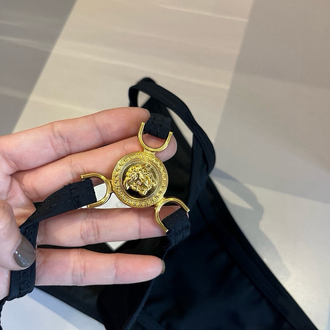 。
范思哲官方新款泳衣比基尼👙，高端定制，S M L XL