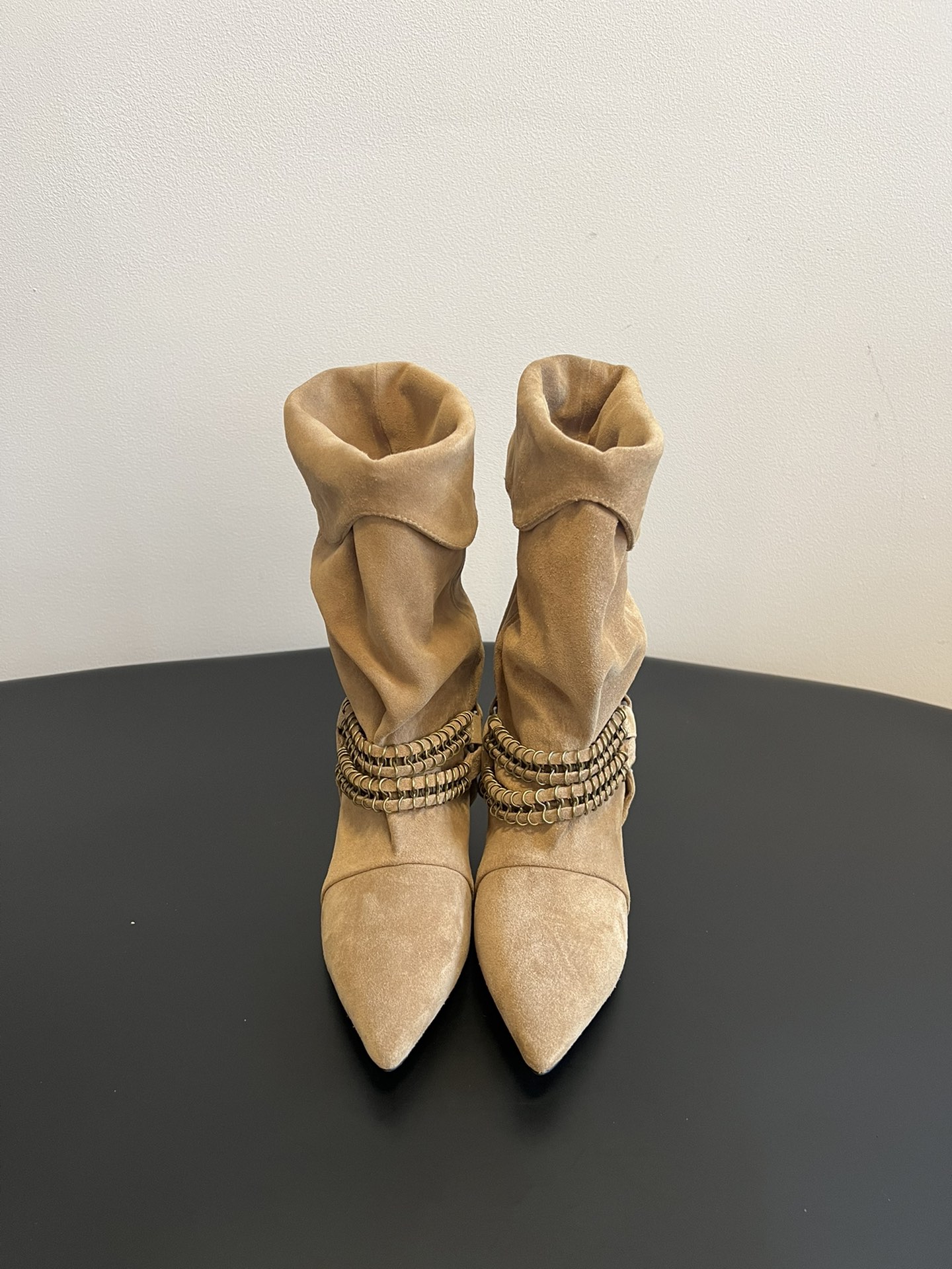 NO:614960,Isabel Maran* 25ss autumn and winter pleated low-heeled short boots. It is a rare little boot that makes me shine. I am conquered by its texture as soon as I put it on my feet. The pleated design is lazy and casual but also hides ingenuity. It is equipped with snap button closure. The rings at the shoelaces are the soul of freedom. Wear them from urban trails to country trails. The pleats gently sway with the steps. There is a sense of breathing when walking. There is no pressure in and out of the counter. I am attracted by the beautiful western boots at a glance.  Lazy French style, soft and comfortable, super comfortable, easy to wear with cat heel, cowhide upper, cowhide lining, genuine leather outsole, Size 35-42 (42 customized, non-returnable), boots, boots, cowhide, Leather soles19860909Isabel Maran* 25ss秋冬褶皱低跟短靴 难得让我眼前一亮的小靴子 一上脚就被它的质感征服了 褶皱设计慵懒随性又藏着巧思 搭配按扣开合 鞋带处的圆环 是自由的灵魂 穿上它从城市步道到郊野小径 褶皱随着步伐轻轻晃动 走路时都自带呼吸感 进出专柜无压力 一眼心动 貌美西部战靴 慵懒法式 软糯舒适 超舒服的一款 猫跟暴走不累 超好穿 鞋面牛皮 内里牛皮 大底真皮大底 Size35-42（42定制不退换）,靴子,boots,cowhide,Leather soles,Women's Shoes