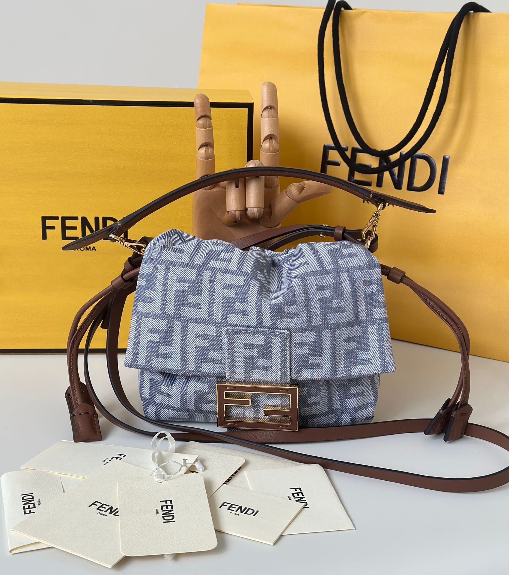 Fendi Mamma Baguette Denim Tas met FF-Motief en Afneembare Schouderband
