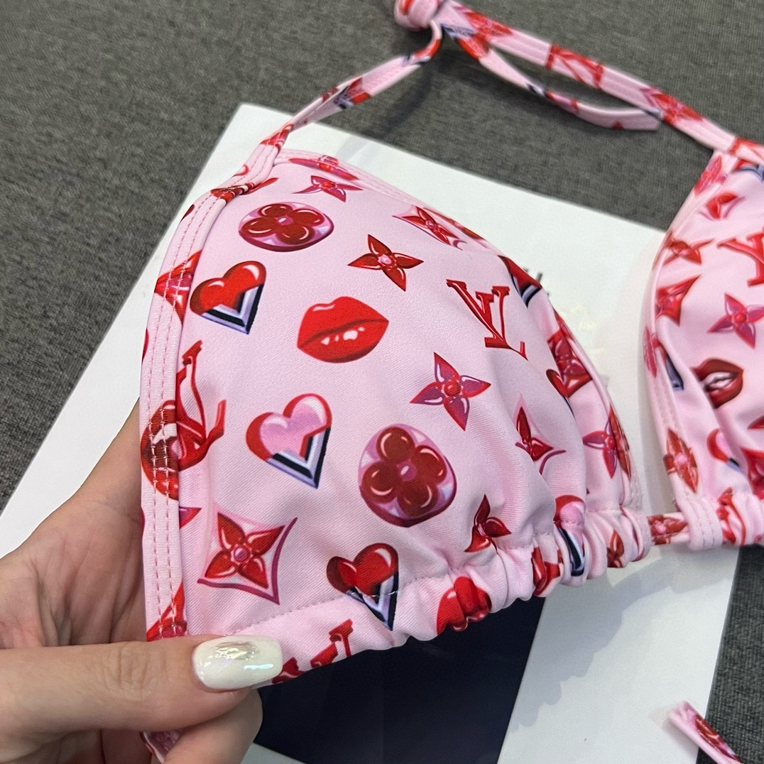  🆕
LV路易威登 比基尼👙 上身超级棒！同步各大专柜发售，自然而然呈现时尚感！十分减龄，具有年轻活力。