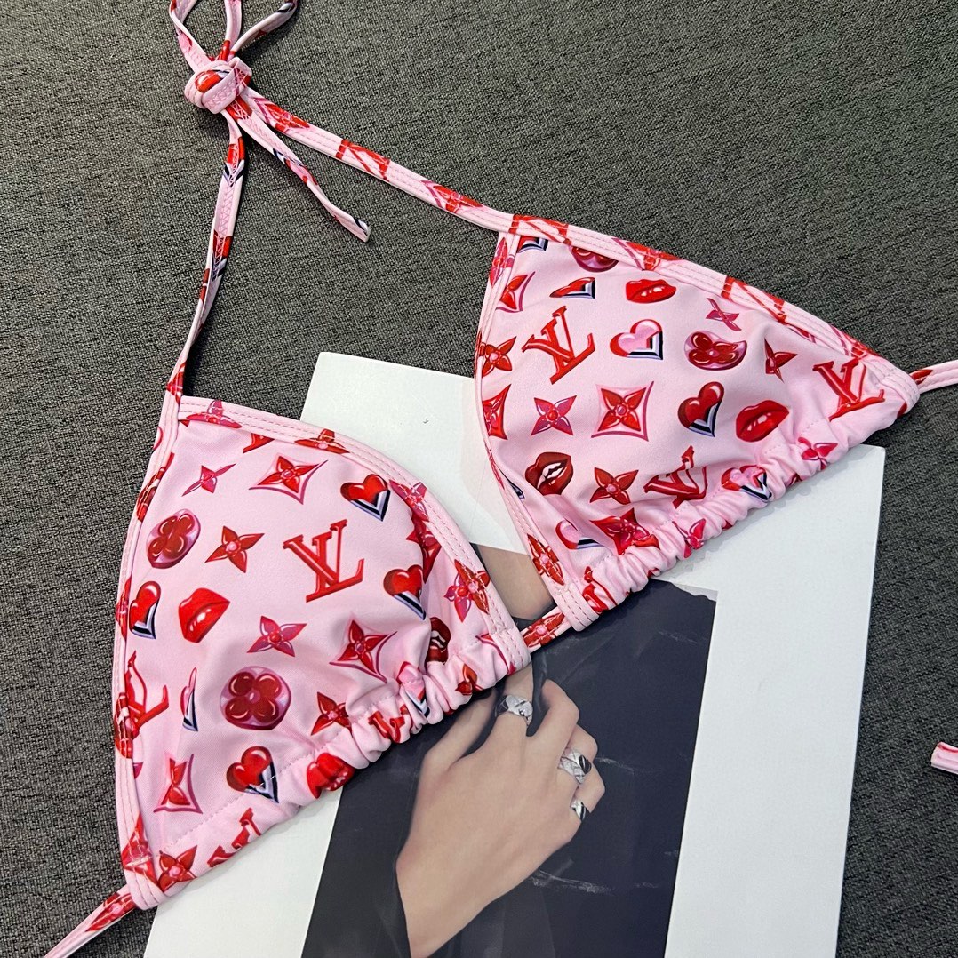  🆕
LV路易威登 比基尼👙 上身超级棒！同步各大专柜发售，自然而然呈现时尚感！十分减龄，具有年轻活力。